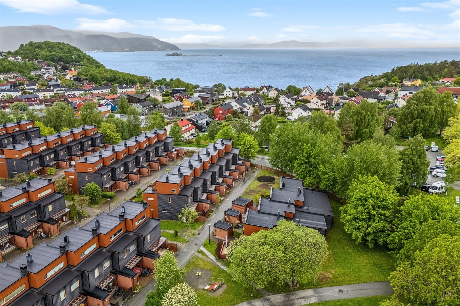 Boligen ligger i et etablert og barnevennlig område med kort vei til skoler, barnehager og marka. Galleribilde