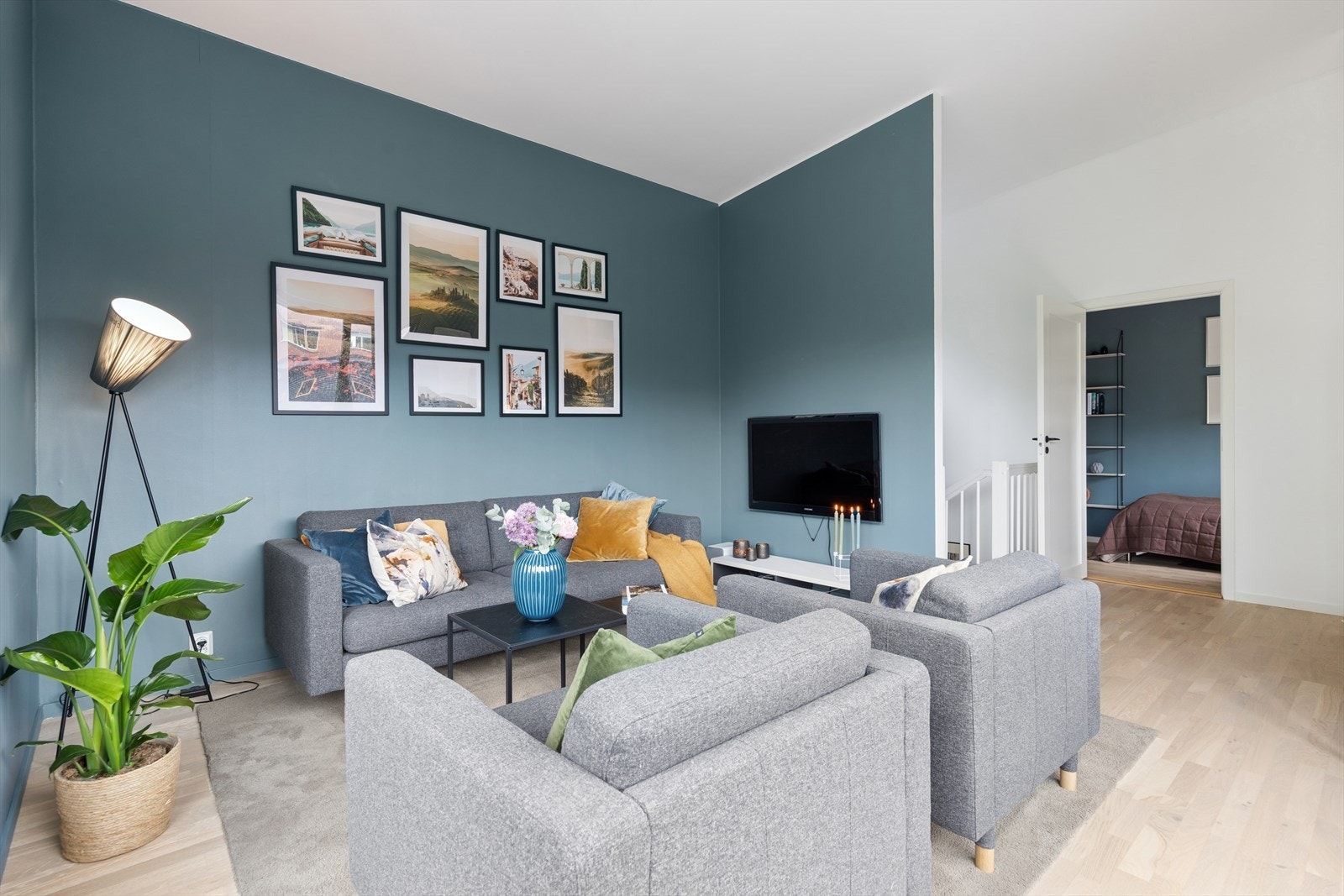 Stuen i andre etasje er et lunt og sosialt samlingspunkt med god plass til sofagruppe. Galleribilde