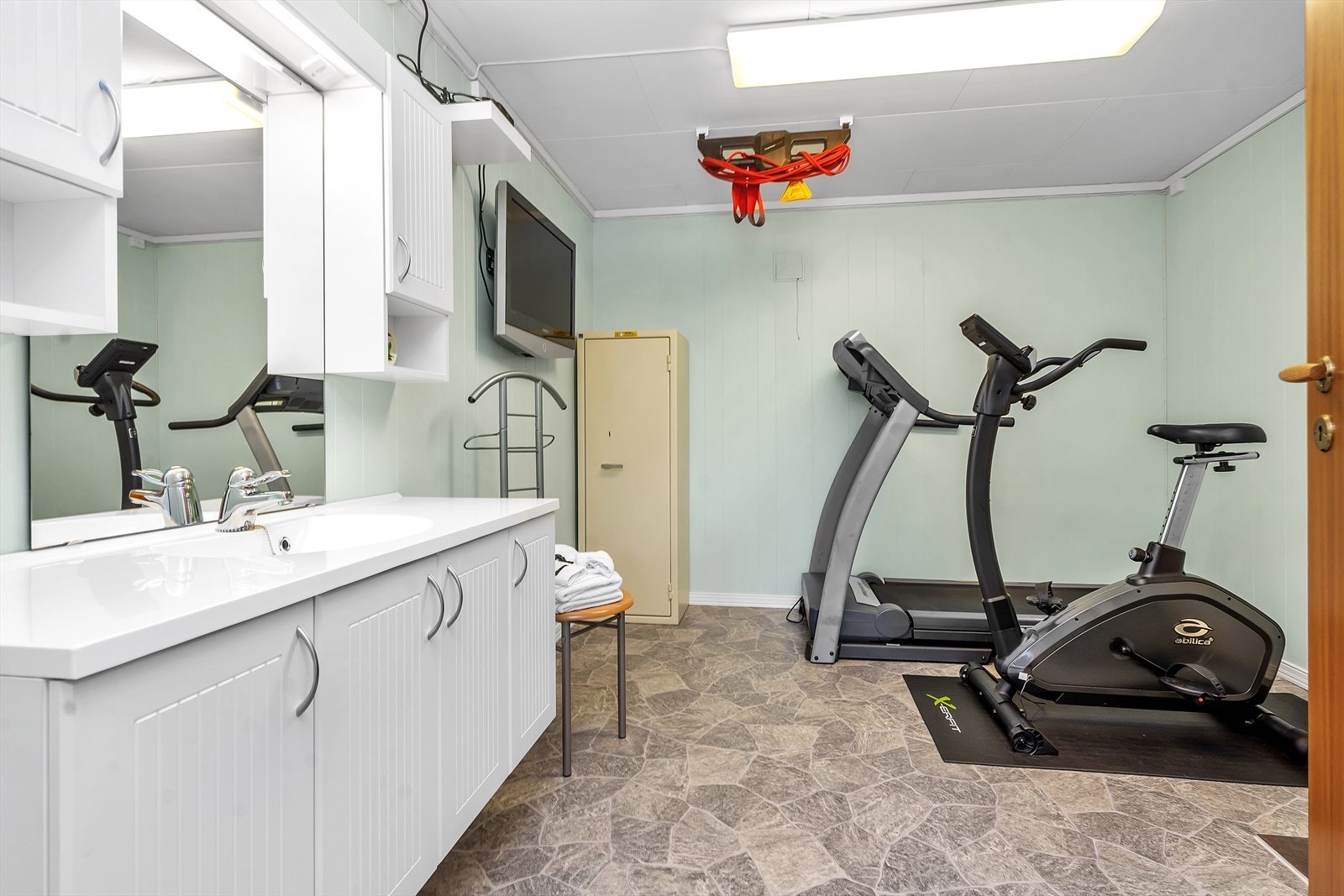 Bad/treningsrom med inngang fra soverom Galleribilde