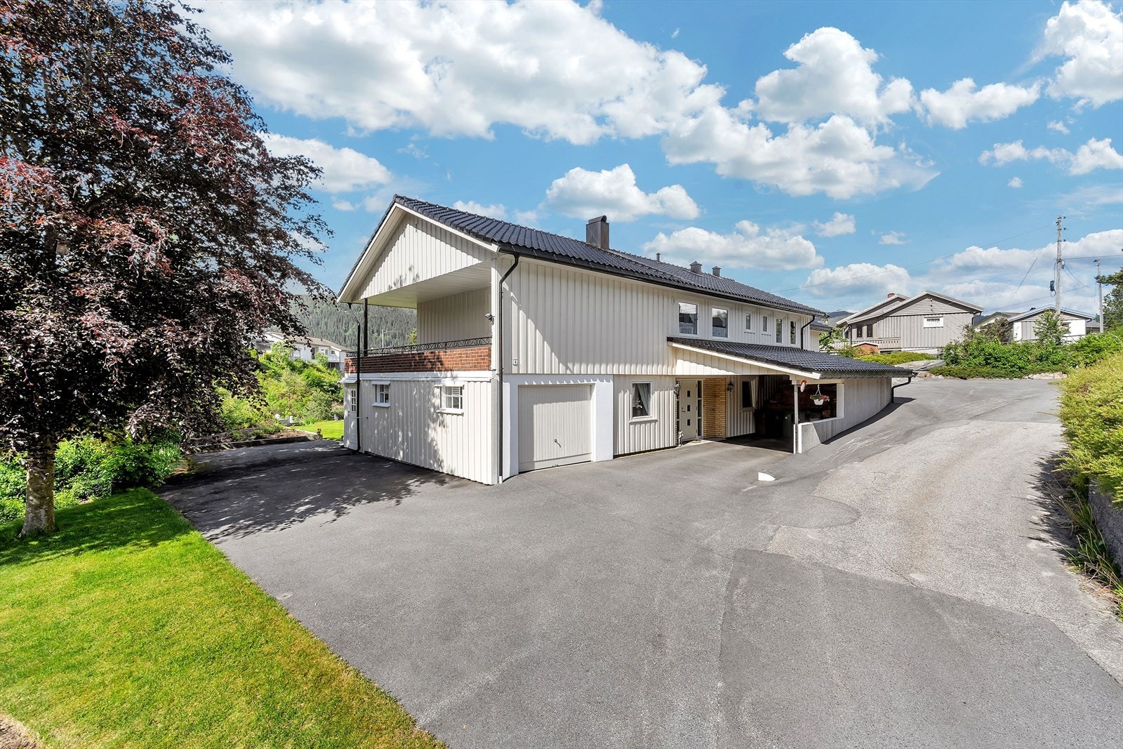 Det er også både garasje og carport Galleribilde