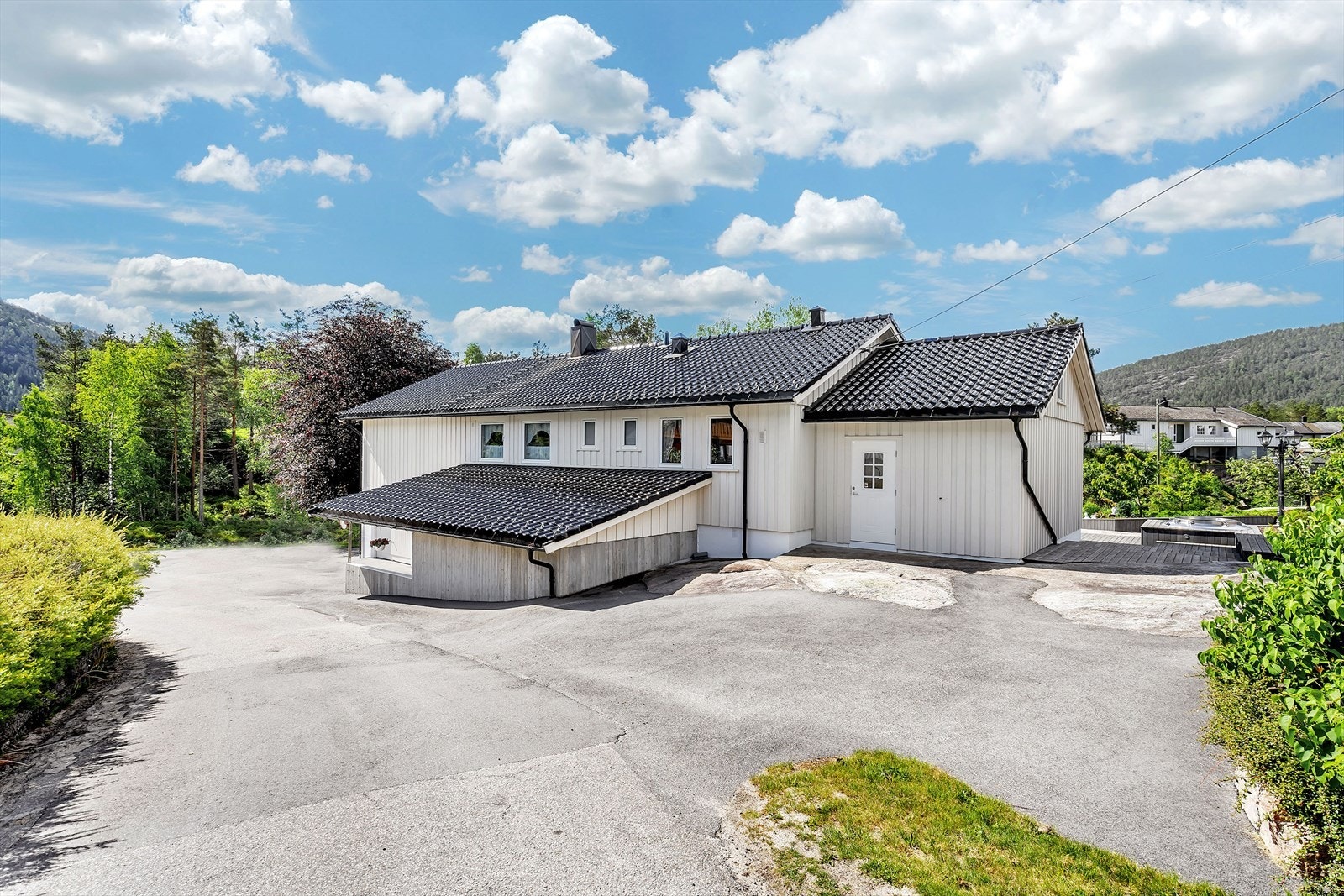 Nyere tak fra 2015 med snøfangere og nyere pipehatt Galleribilde