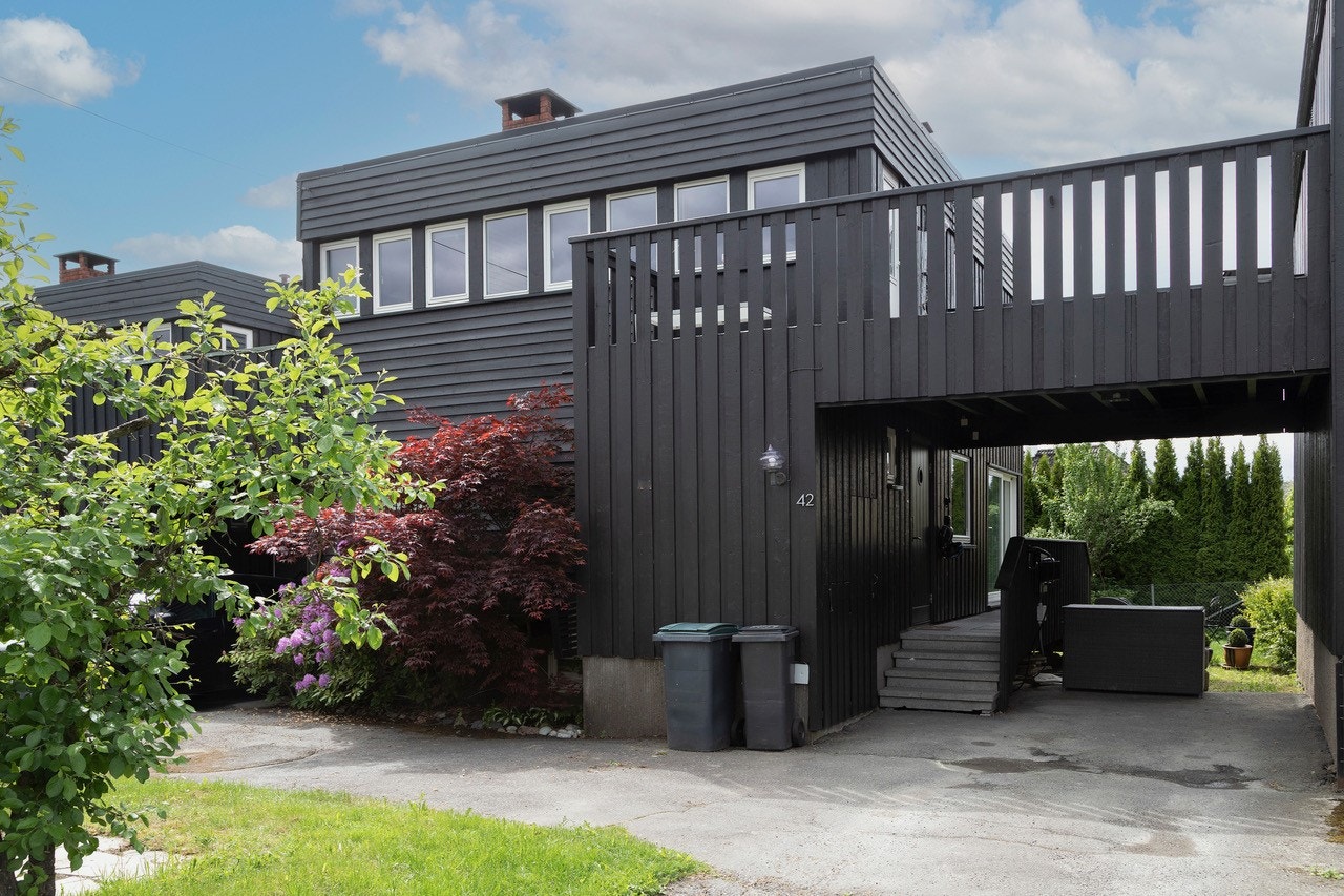 Carport med elbillader. Galleribilde