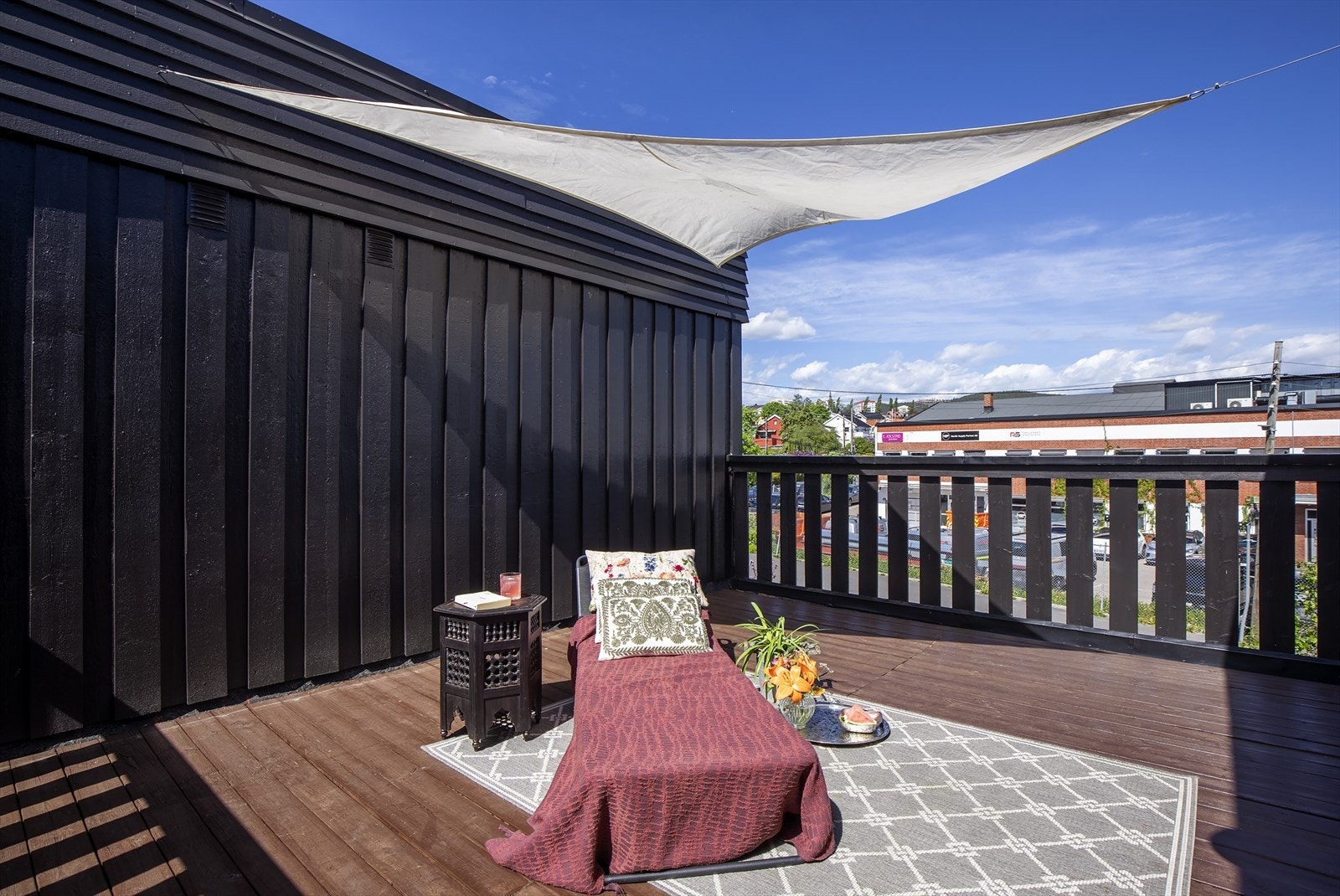 Stor og innbydende terrasse på 22 m² med direkte utgang fra 2. etasje. Galleribilde
