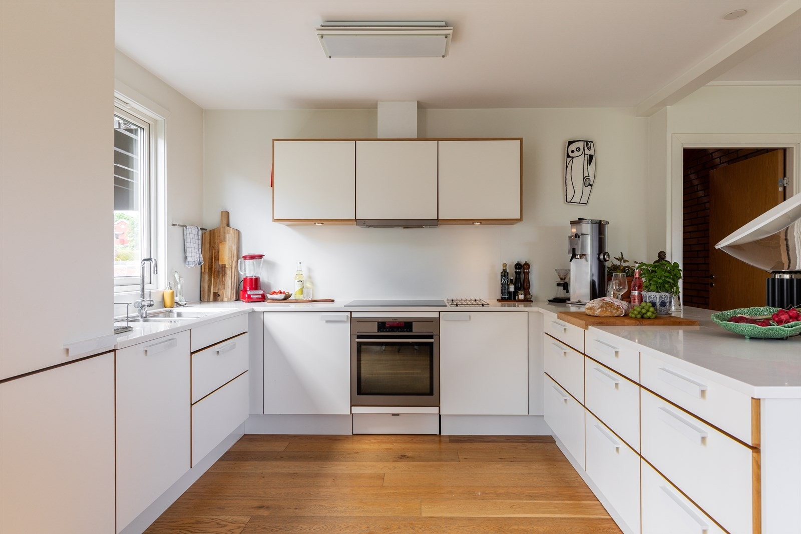 Romslig HTH kjøkken med Corian benkeplate. Galleribilde