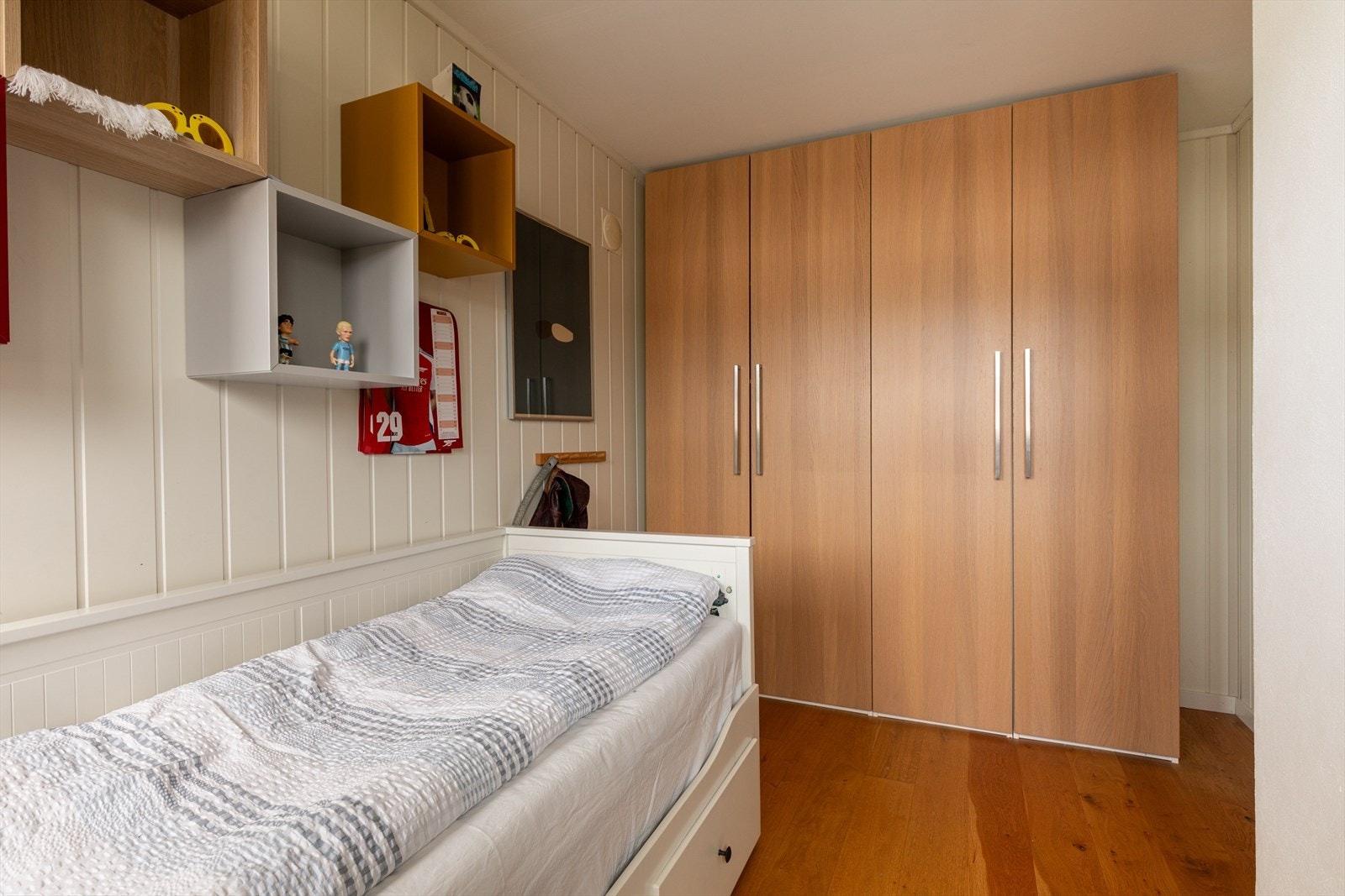 Det er god plass til seng og garderobeskap. Galleribilde