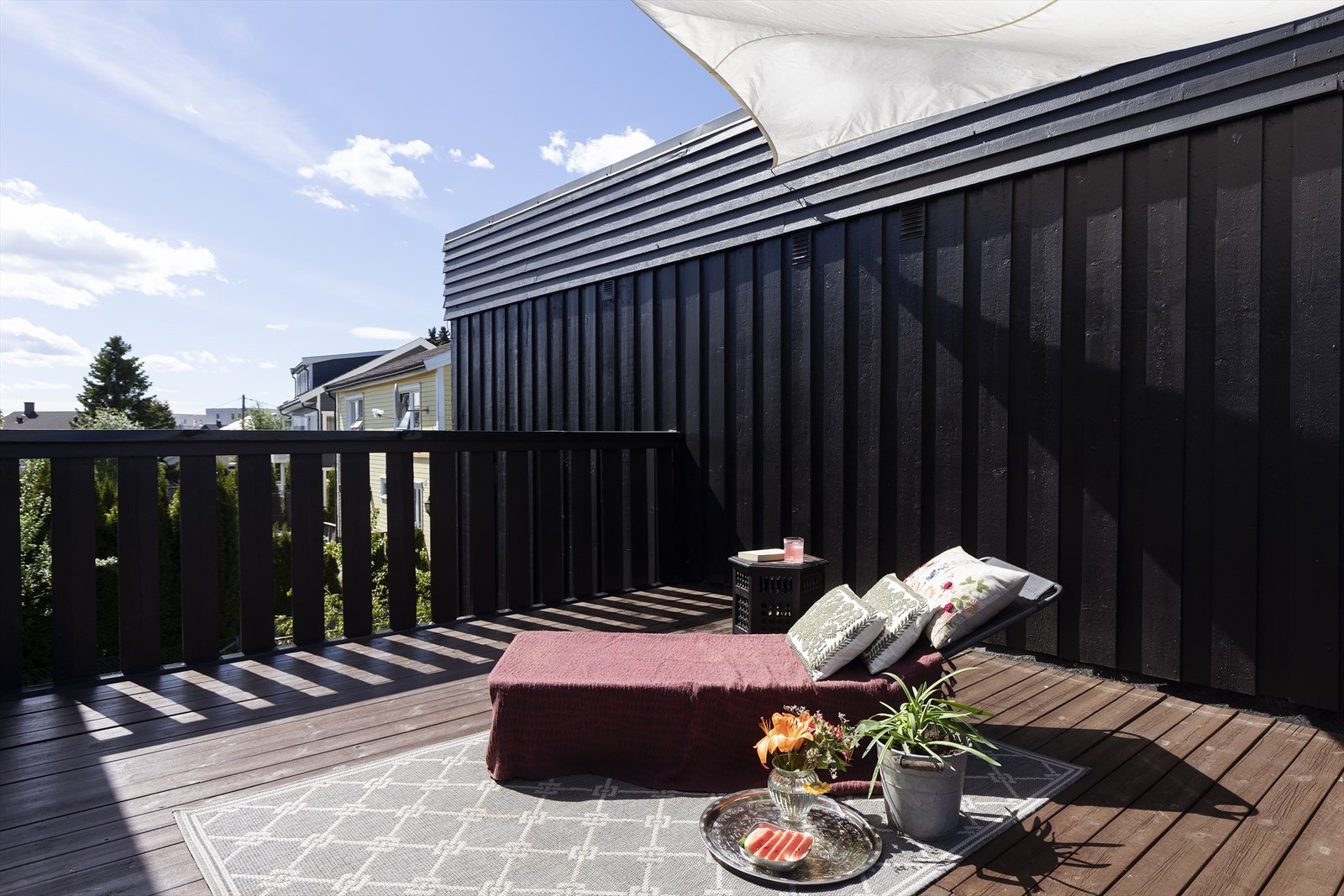 Herlig terrasse med god plass til utemøblement. Galleribilde