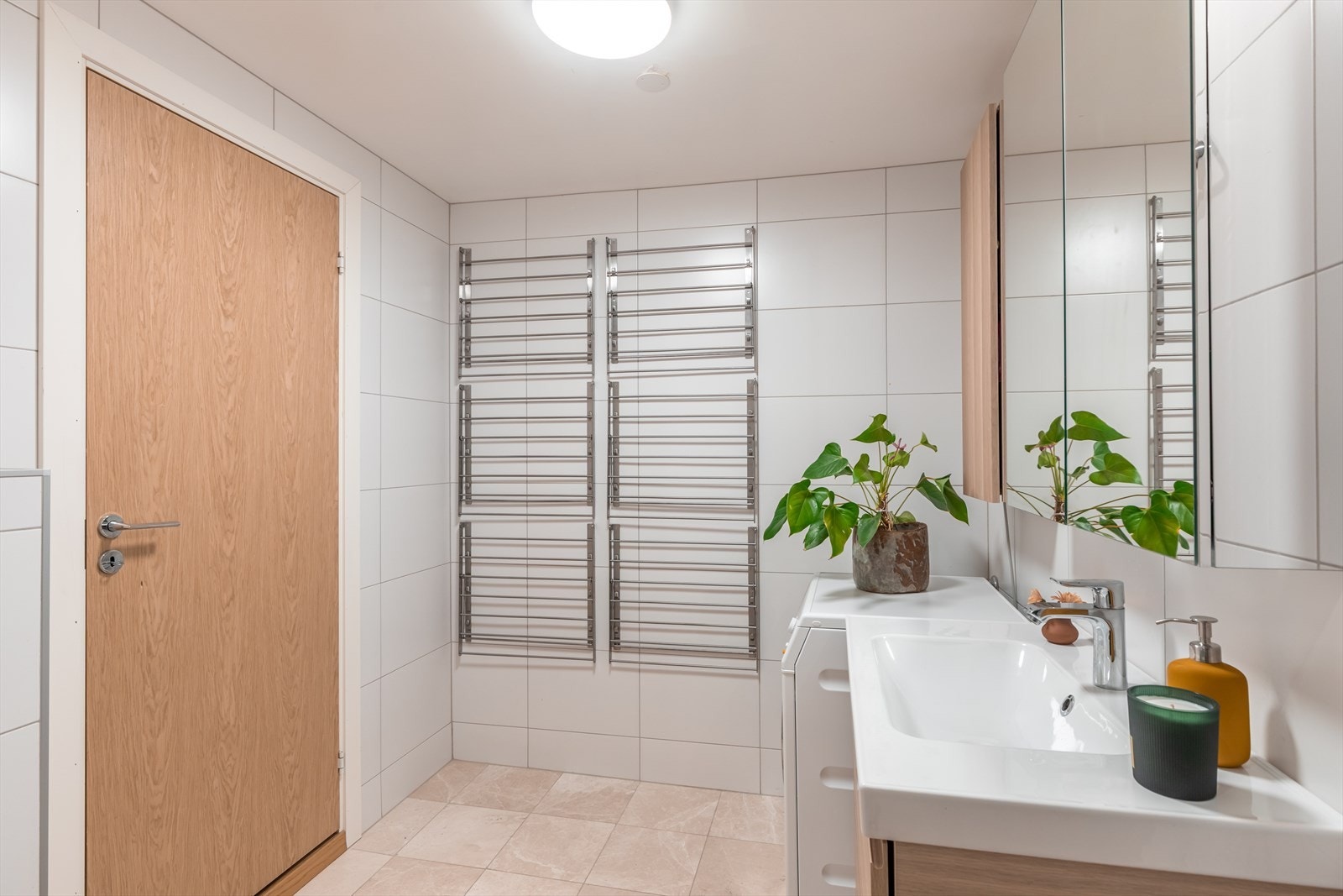 Badet består av servant, badekar, vegghengt toalett og opplegg for vaskemaskin. Galleribilde