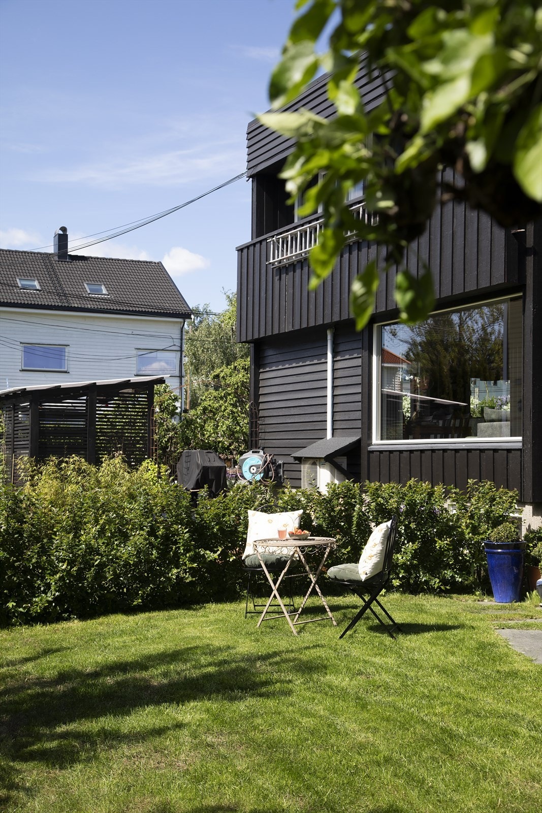 Koselig hage med plass til utemøblement og beplantning. Galleribilde