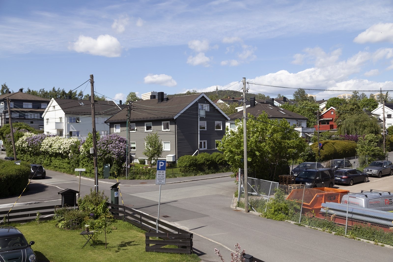 Et hyggelig og etablert boligområde med grønne omgivelser. Galleribilde