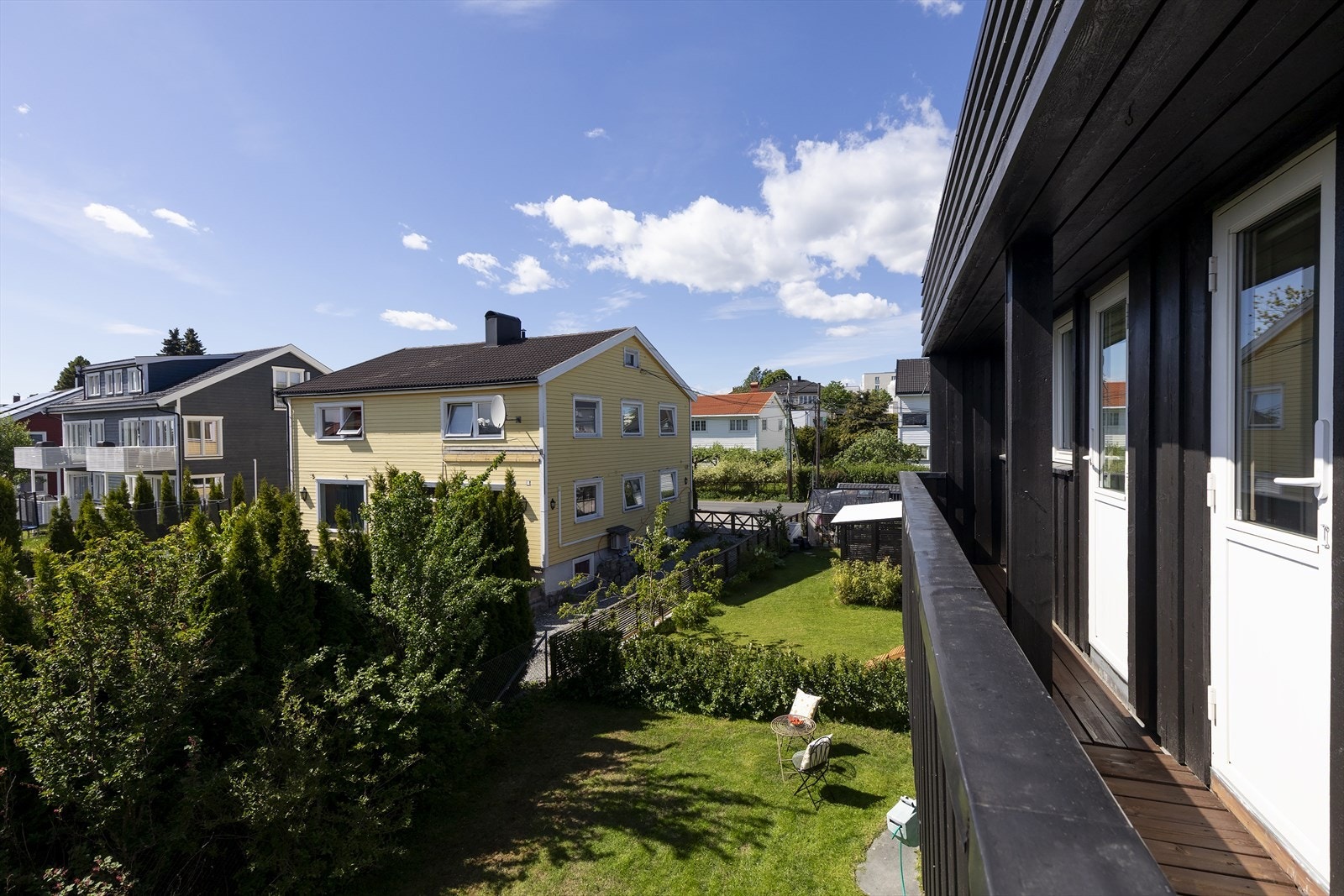 Rolig og barnevennlig beliggenhet med nærhet til skoler og barnehager. Galleribilde