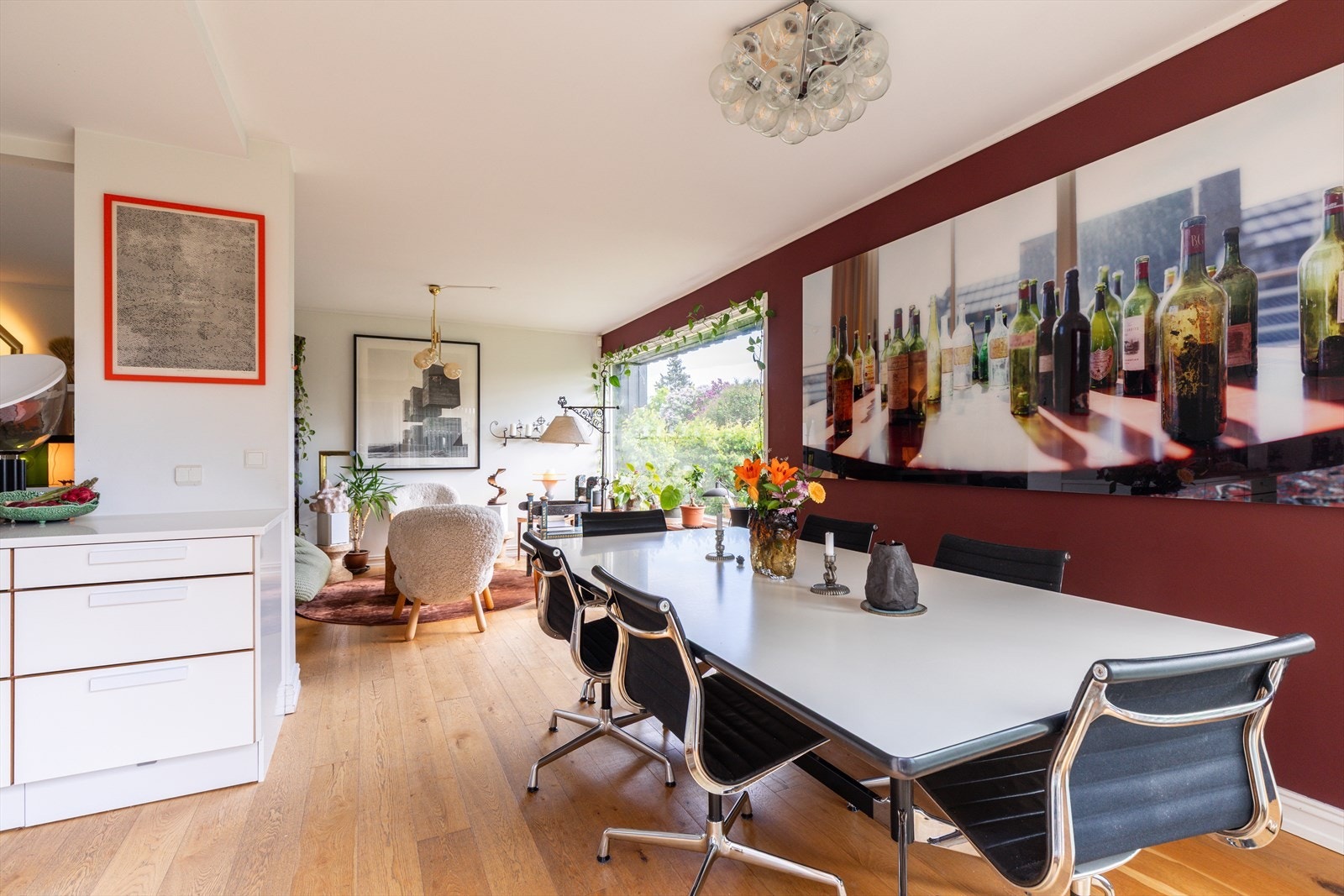 Hyggelig spisestue, ideell for både hverdagsbruk og hyggelige sammenkomster. Galleribilde