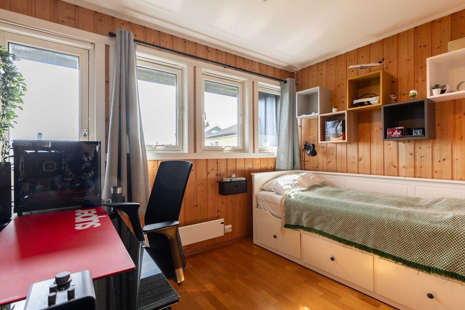 Soverom 3 er også av god størrelse og har plass til seng, skrivebord og garderobeskap. Galleribilde
