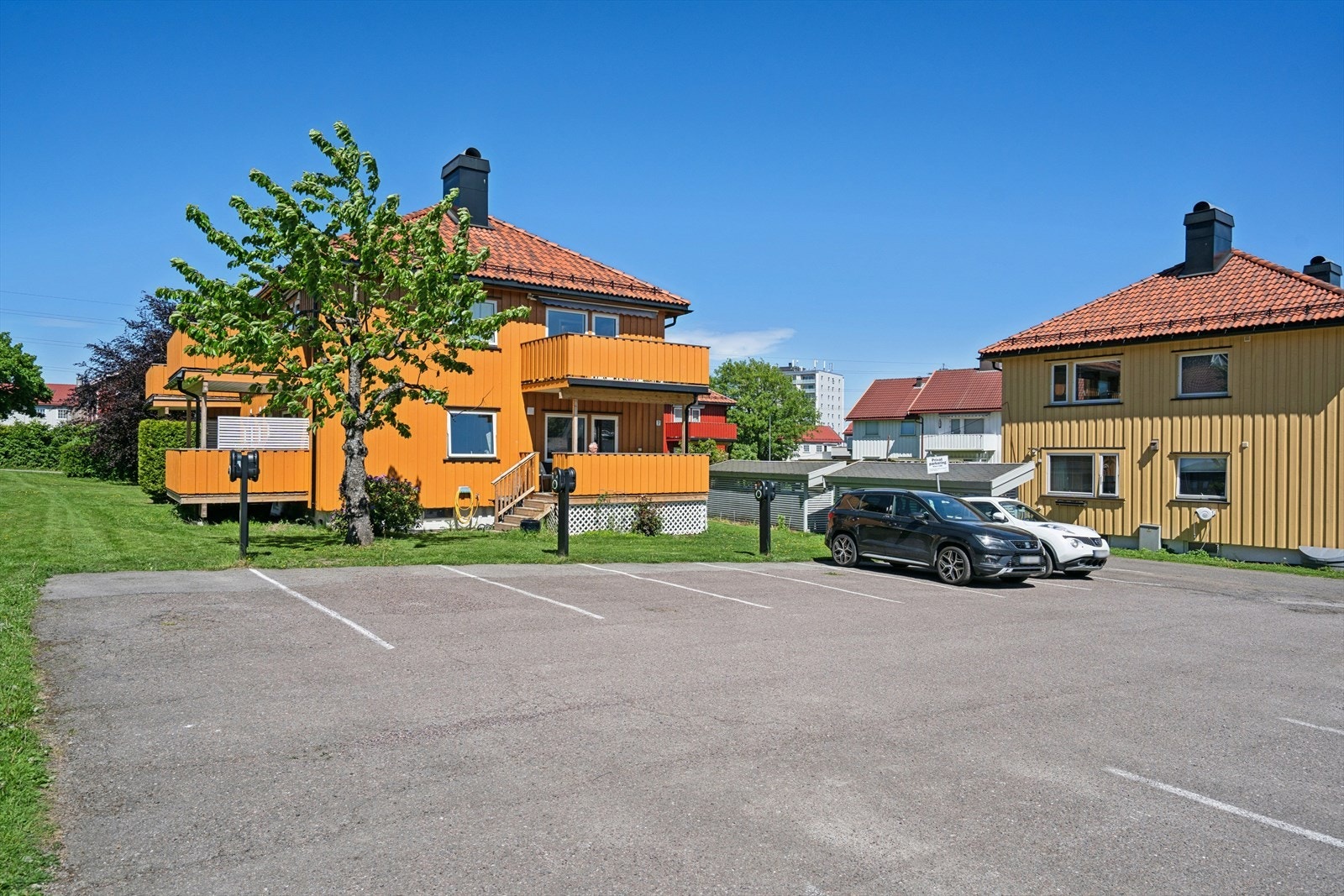 Fellesparkeringsplass med elbilladere Galleribilde