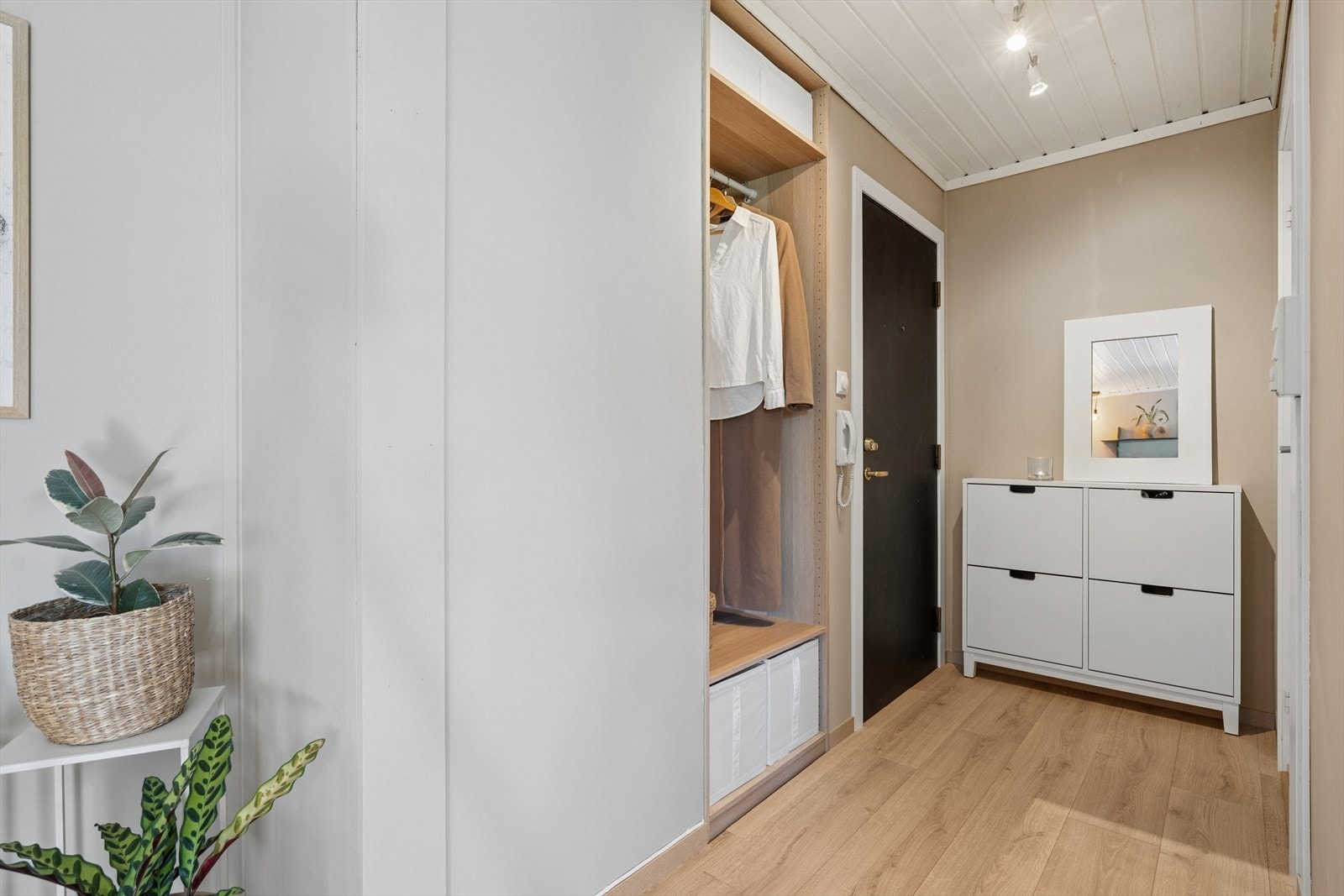 Entré med praktisk garderobeløsning Galleribilde