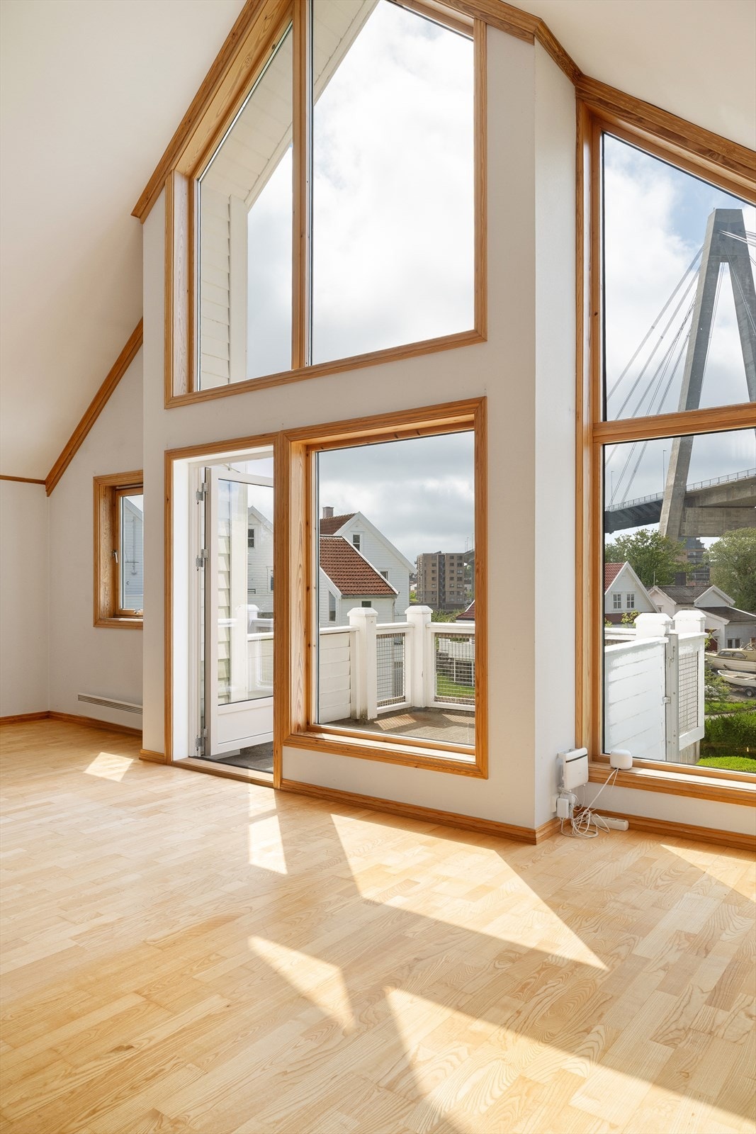 Fra stuen er det utgang til en sørvendt balkong. Galleribilde