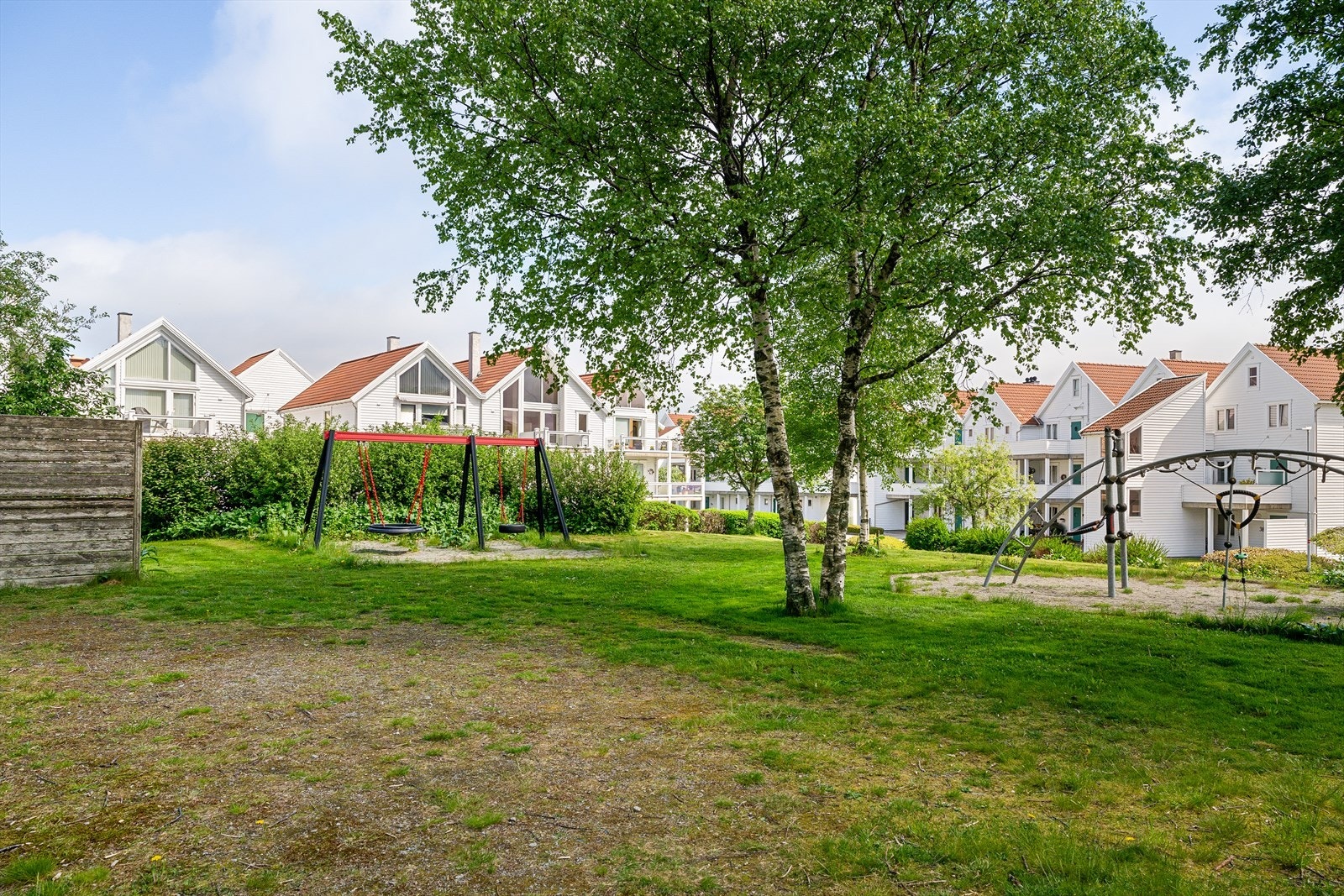 Sameiet har fine fellesarealer med blant annet lekeplass. Galleribilde