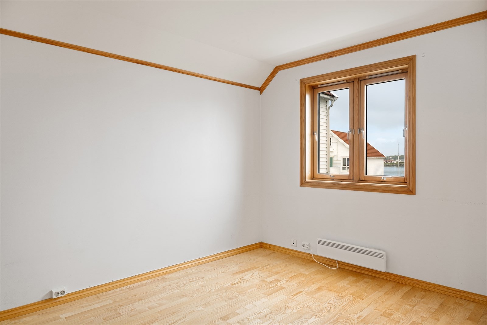 Soverommene har 3-stavs parkett på gulv, malte strier på vegger og malt, slett himling. Galleribilde
