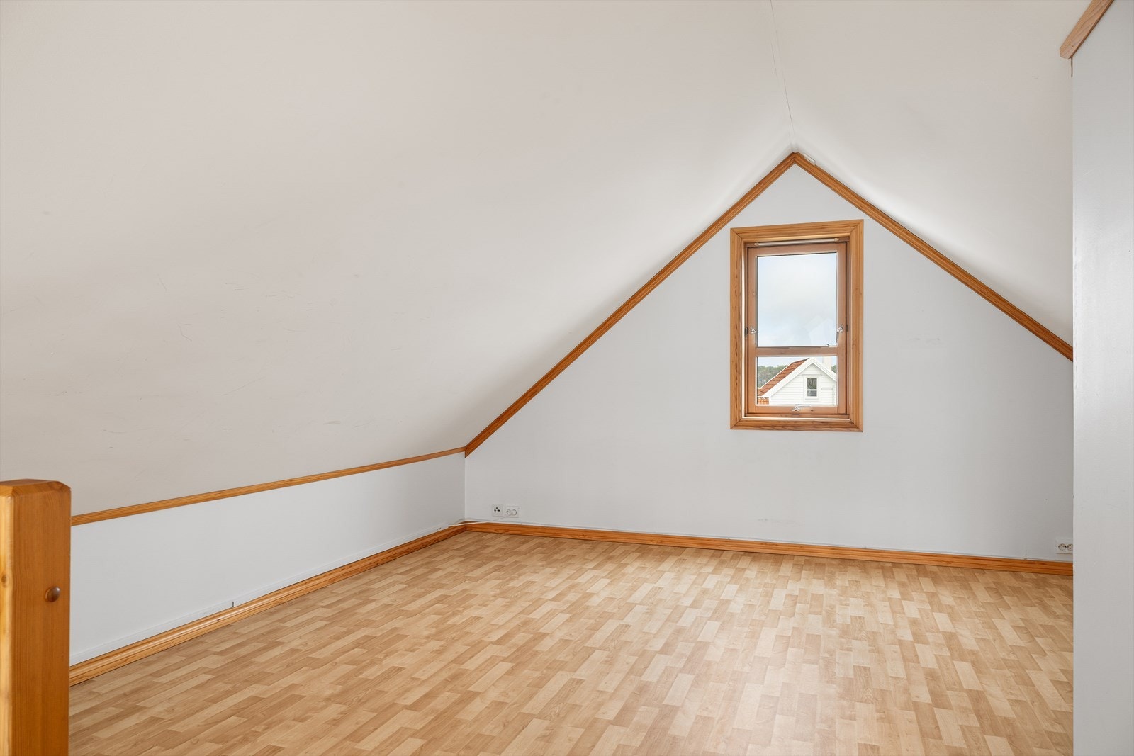 Hemsen gir ekstra areal og fleksibilitet. I tilknytning til loftstuen er det et praktisk kott for lagring. Galleribilde
