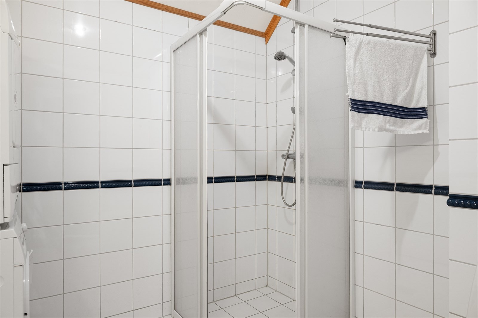 Ventilasjon på badet skjer via avtrekk til en loftsvifte. Galleribilde
