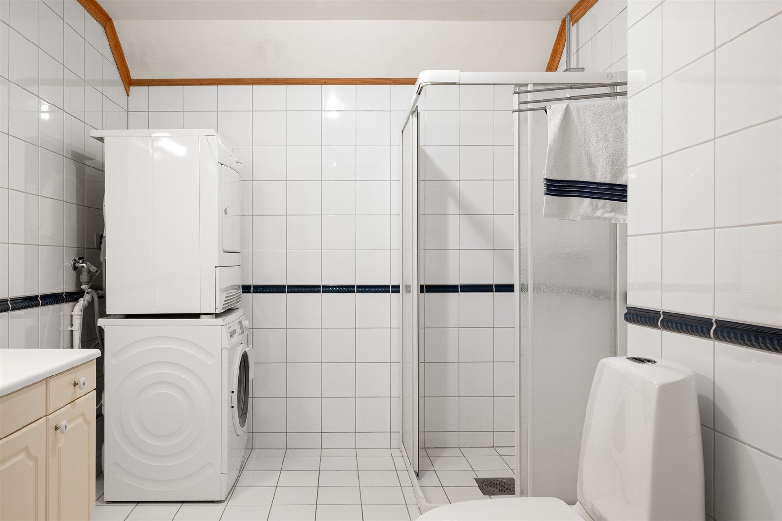 Badet har dusjhjørne og opplegg for vaskemaskin og tørketrommel. Galleribilde