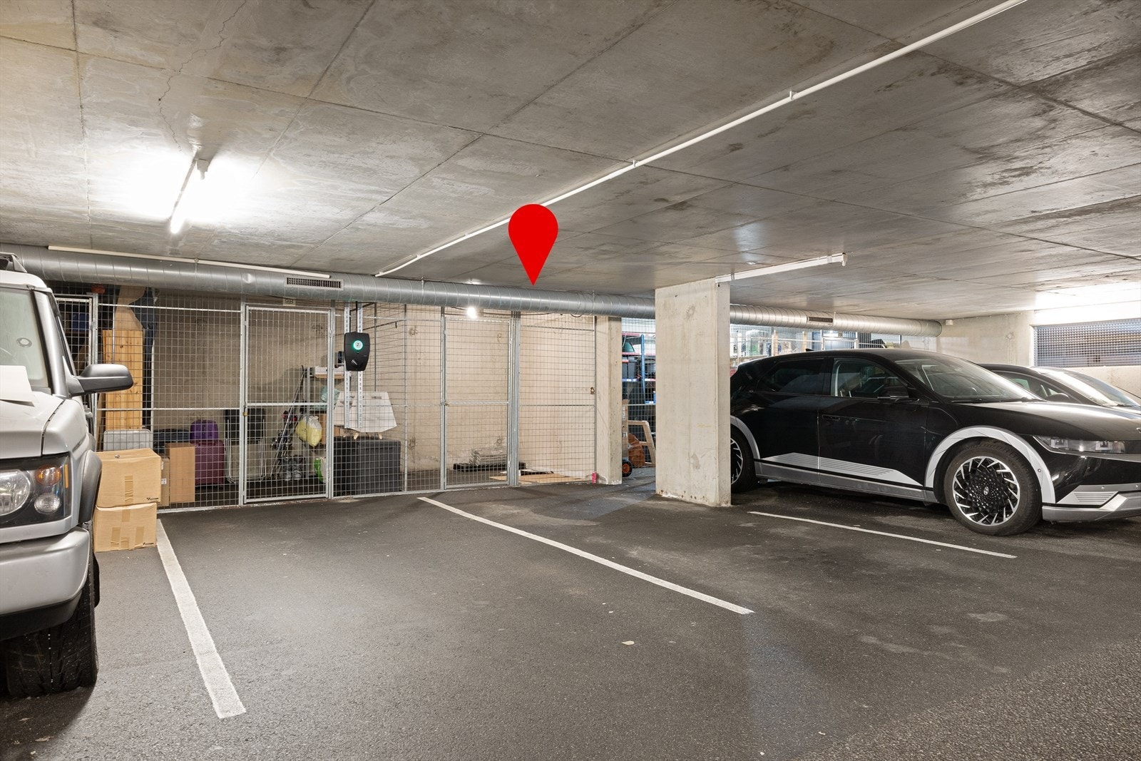 Egen parkeringsplass med mulighet for elbillader i lukket garasjeanlegg. Herfra er det heis opp til leiligheten. Galleribilde
