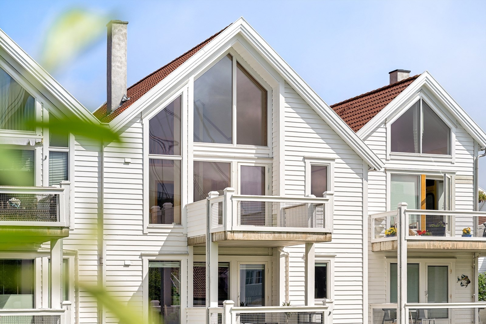 Toppleilighet over to plan med heisadkomst og parkering i lukket anlegg. Galleribilde