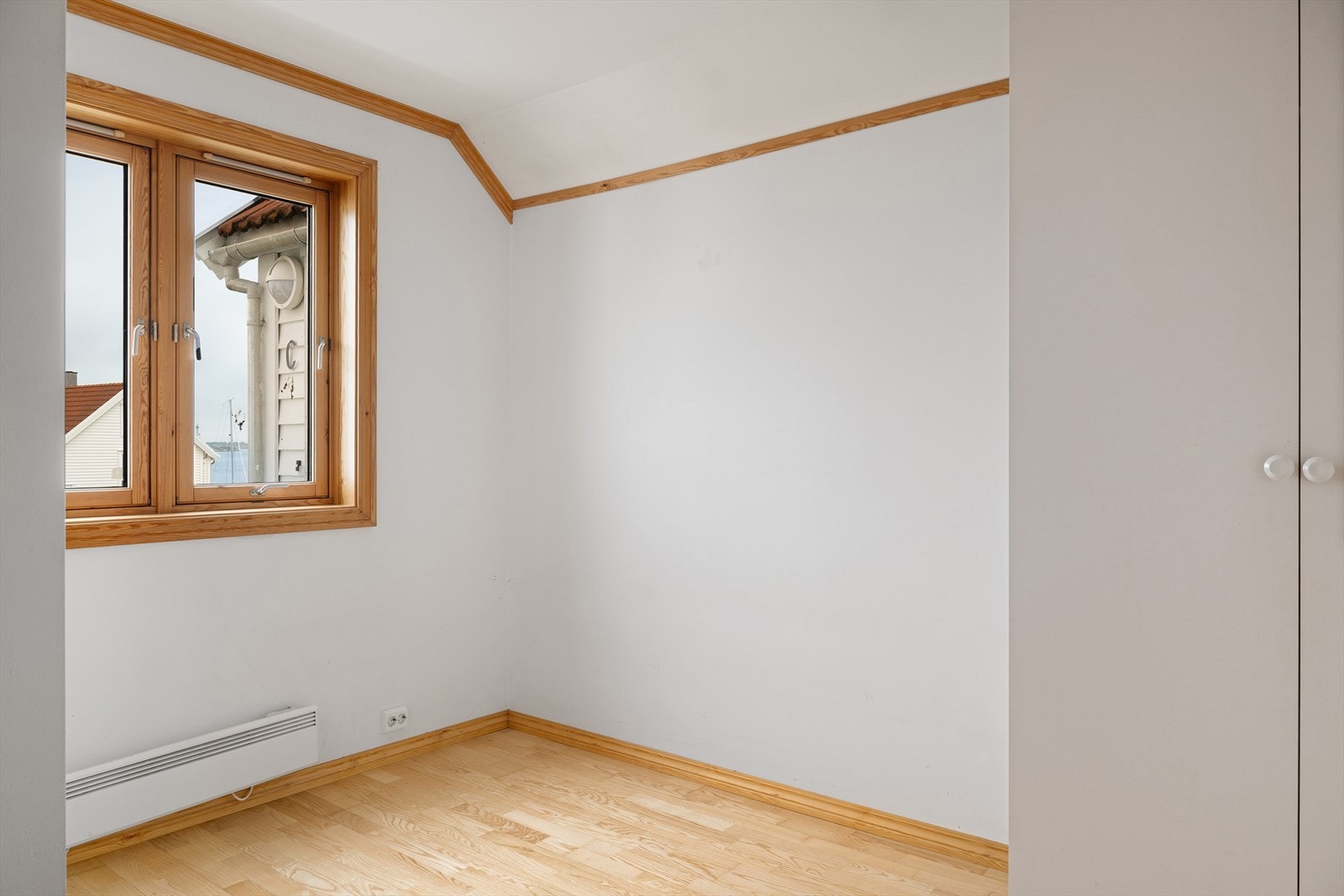 Soverom 2 med god plass til seng og garderobeskap Galleribilde