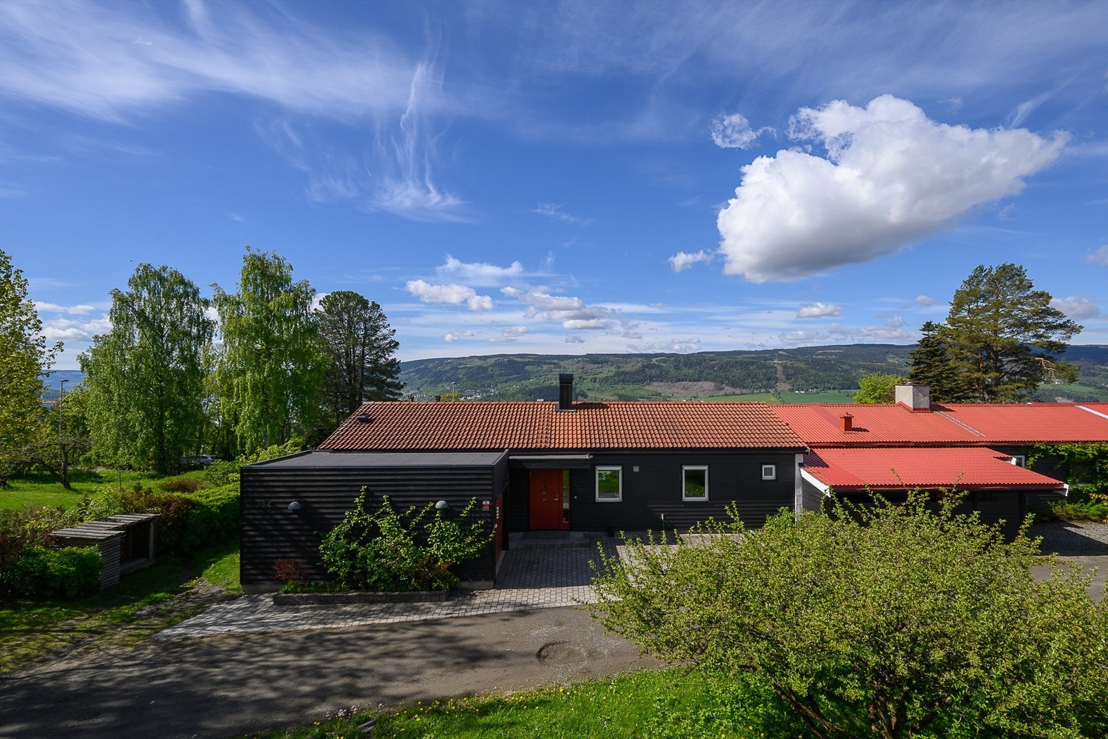 Eiendommen ligger sentralt i et veletablert og populært boligområde. Galleribilde