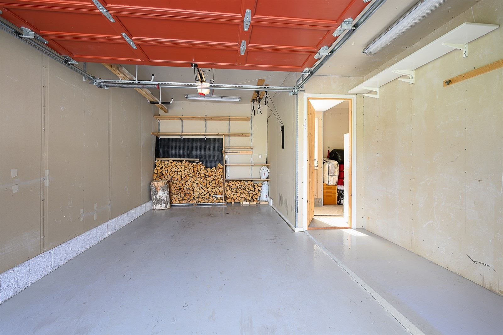 Garasje med plass til bil og oppbevaring. Direkte adkomst til en innvendig bod. Galleribilde