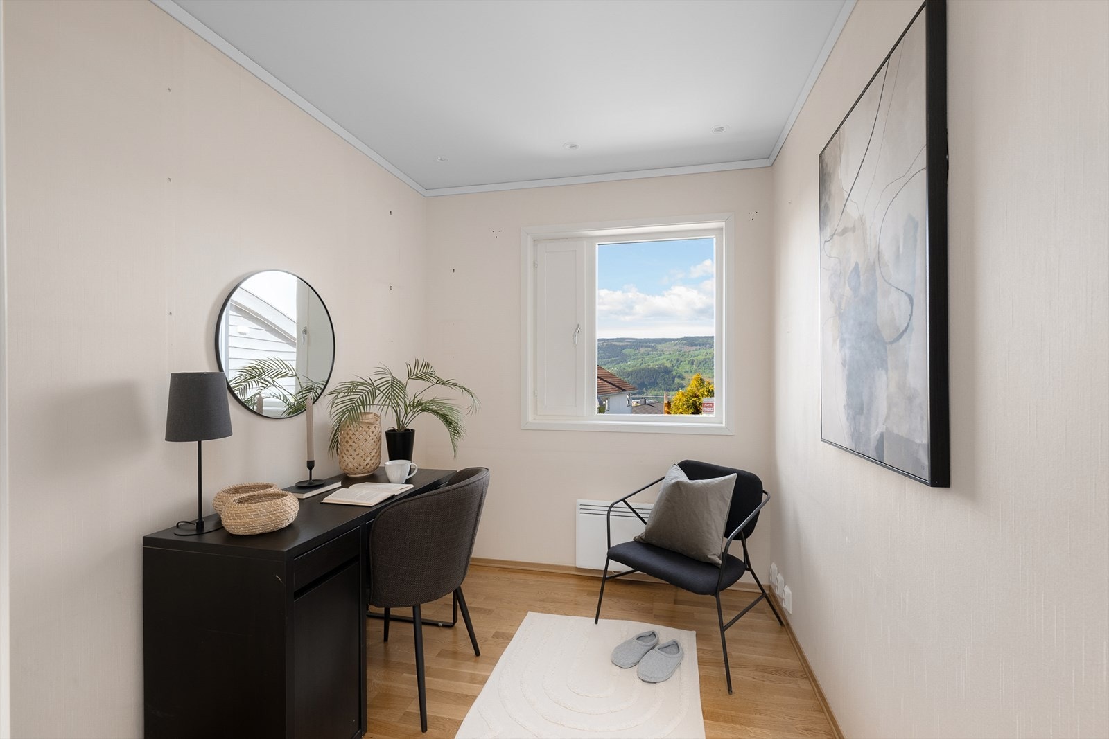 Kontor med parkett på gulvet og plass til en fullverdig arbeidsstasjon. Galleribilde
