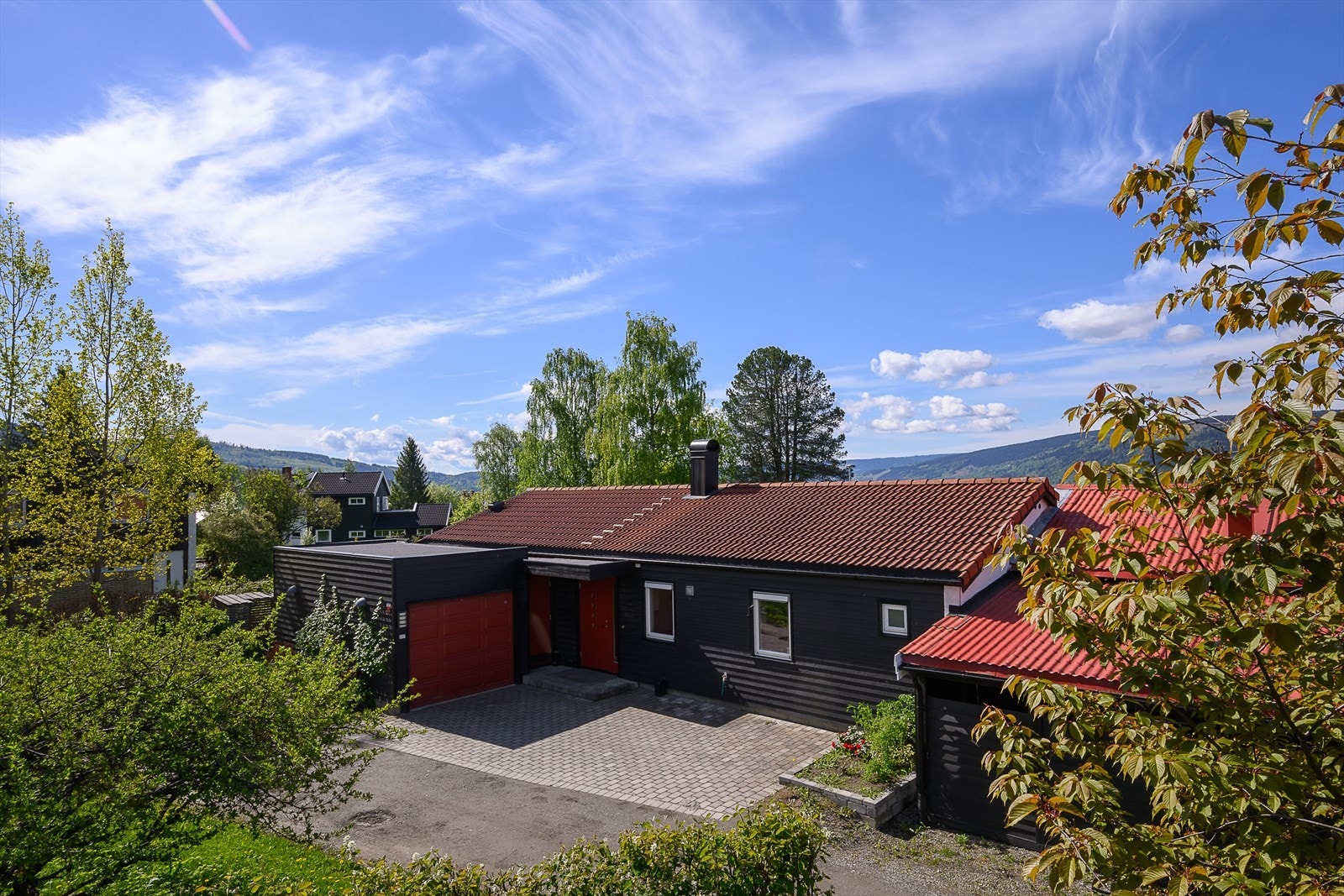 Meget tiltalende og solid rekkehus med gjennomtenkt og funkjsonell planløsning. Boligen ble tilbygget og renovert i 2009. Galleribilde