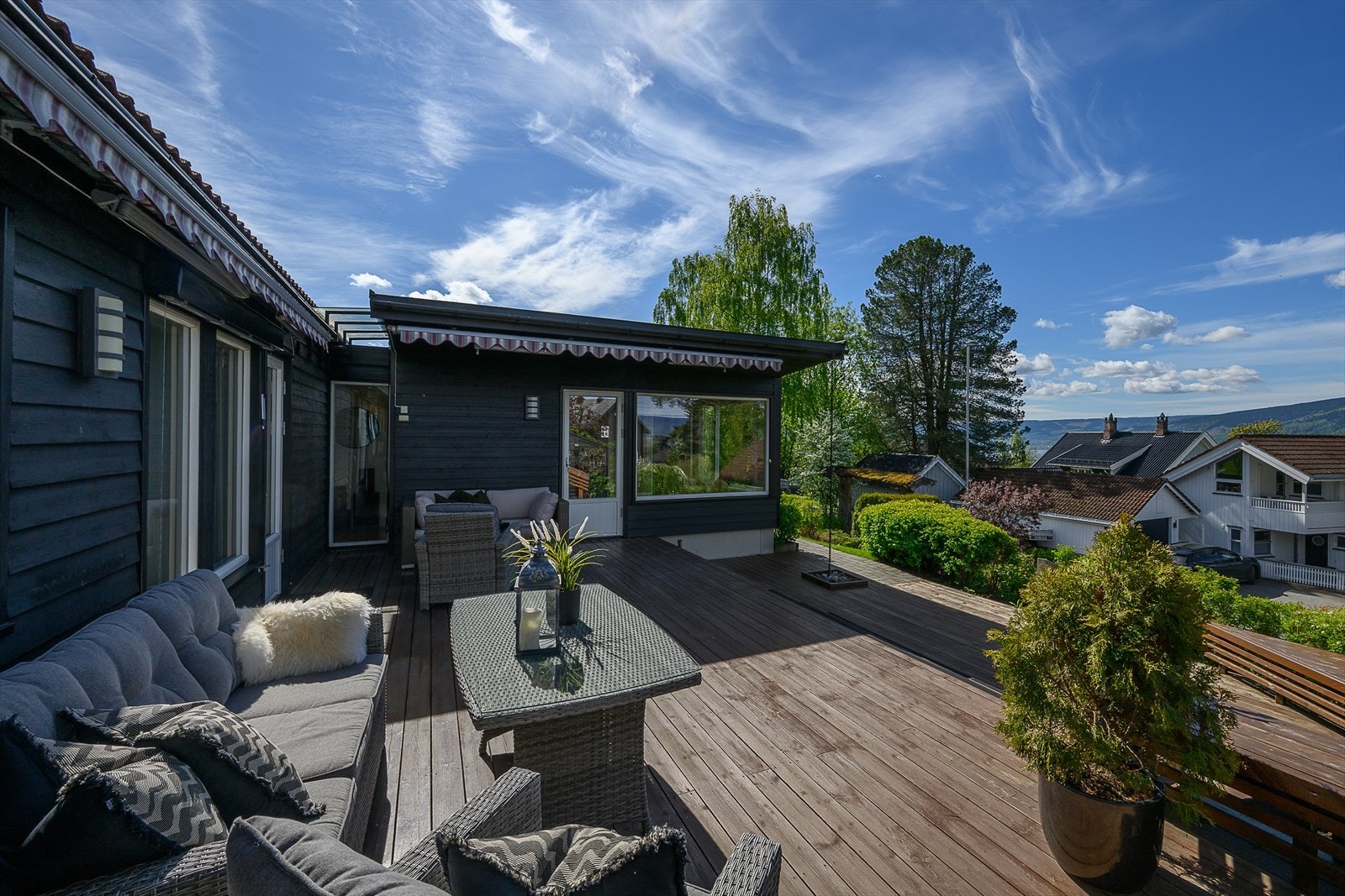 Stor, vestvendt veranda på 55 m² bygget over to nivåer, med elektrisk styrte markiser. Meget pent opparbeidet hage. Galleribilde