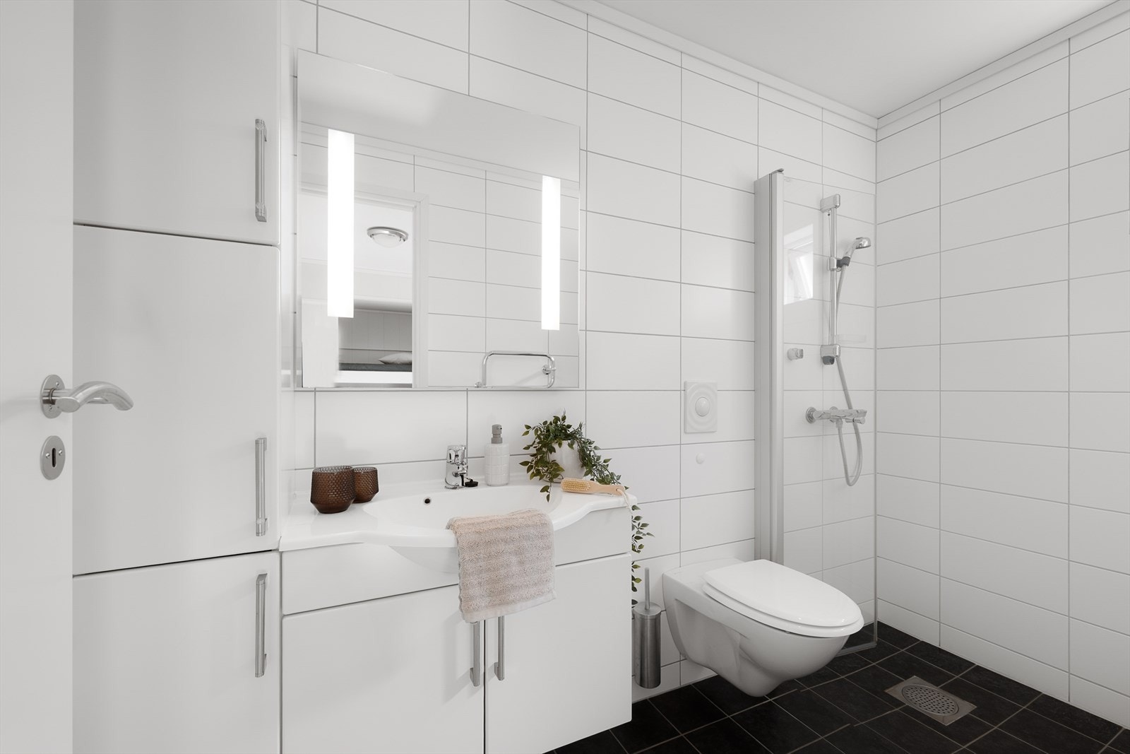 Det andre badet har også flislagt gulv med gulvvarme, vegghengt toalett og dusj. Galleribilde