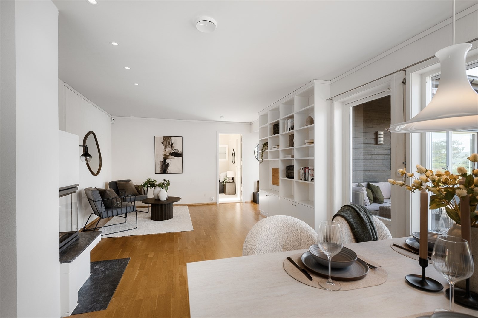 Boligen har en åpen og sosial planløsning med balansert ventilasjon for et godt inneklima. Galleribilde