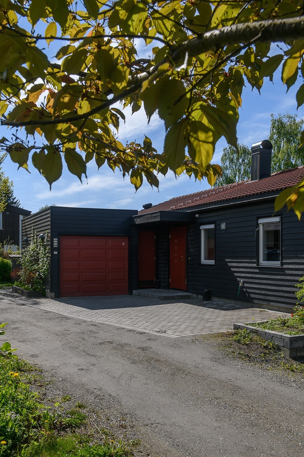 Garasje med port i heltre og en tilhørende bod. Galleribilde