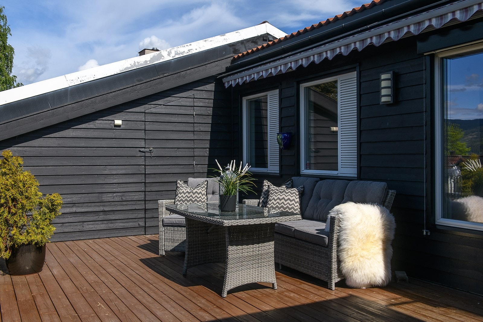 Lunt og skjermet på uteplassen. Det er også enpraktisk bod i tilknytning til verandaen for lagring av puter og utstyr. Galleribilde