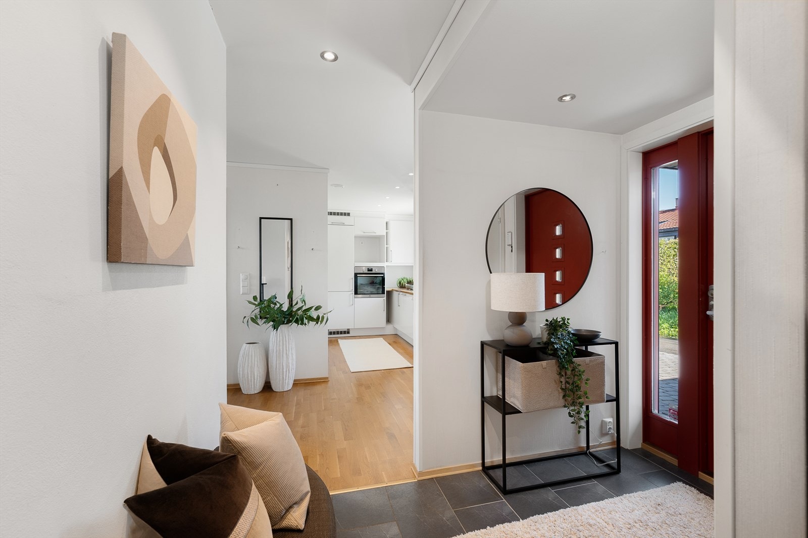 Fra entreen er det direkte tilgang til kjøkkenet og videre inn i boligen. Downlights i himling gir god belysning. Galleribilde