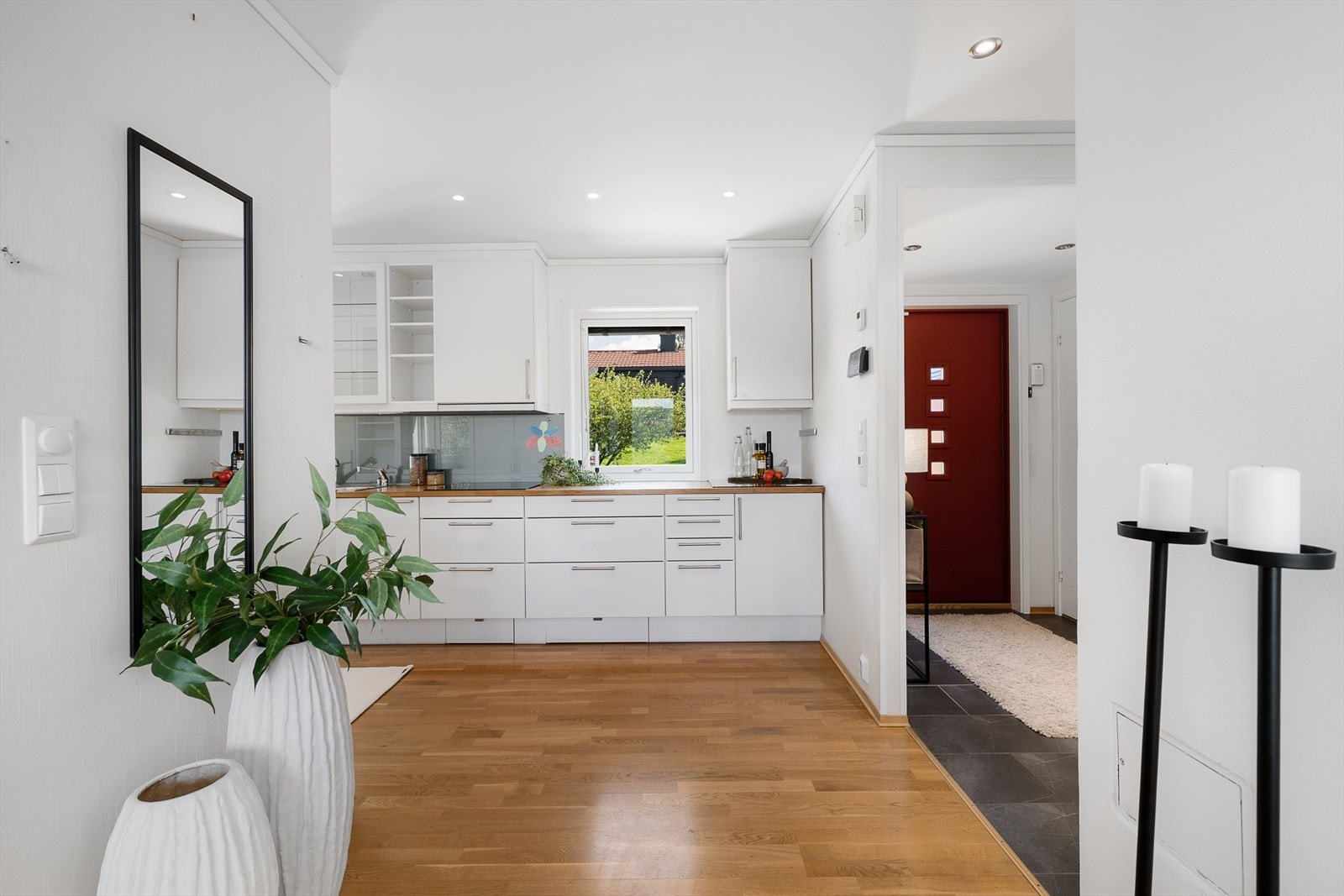 Kjøkkenet har en praktisk utforming med parkett på gulv og god kontakt med entreen. Galleribilde