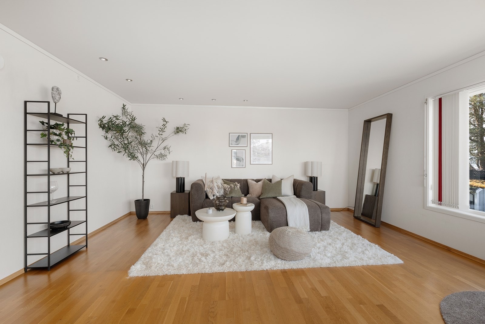 Romslig stue med god plass til en stor sofagruppe. Galleribilde