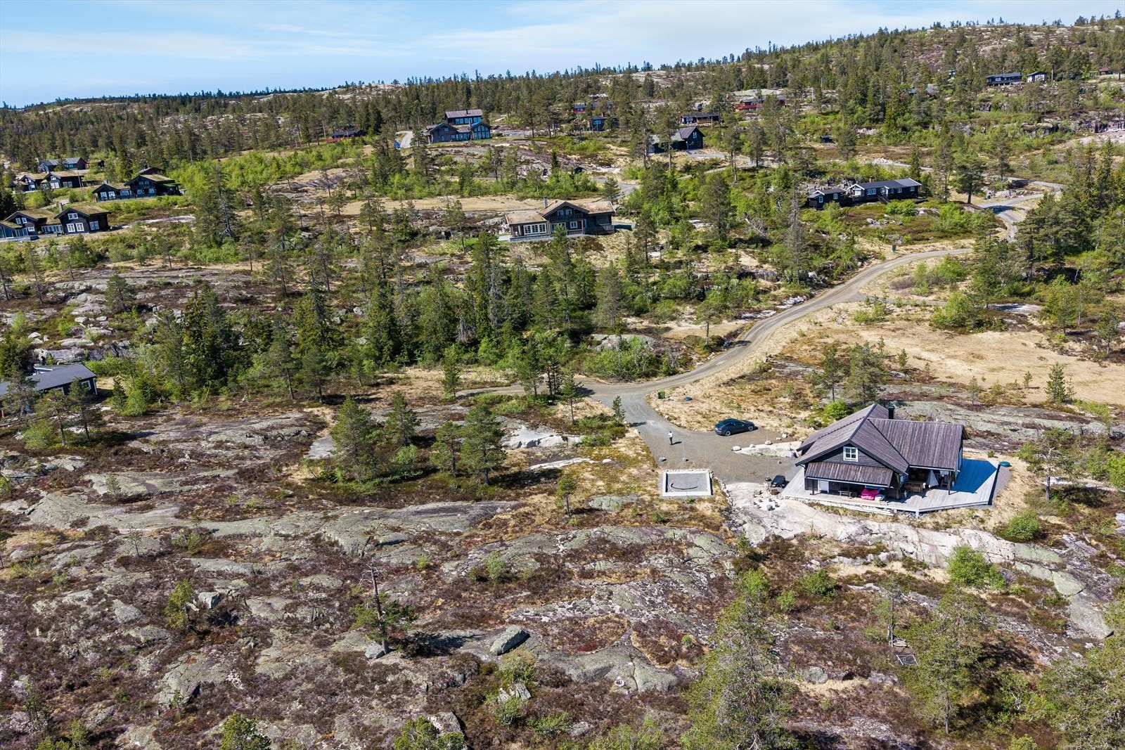 Den høytliggende tomten er på over 1,2 mål - beliggende i et populært område på Blefjell. Galleribilde