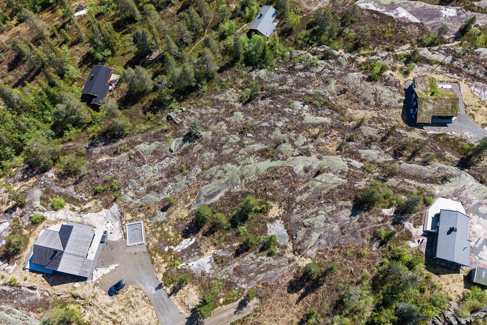 På Nuthallen 19 har du muligheten til å bygge en energiøkonomisk og miljøvennlig fritidsbolig helt etter egne behov, med svært lite vedlikeholdskostnader i nær fremtid. Galleribilde