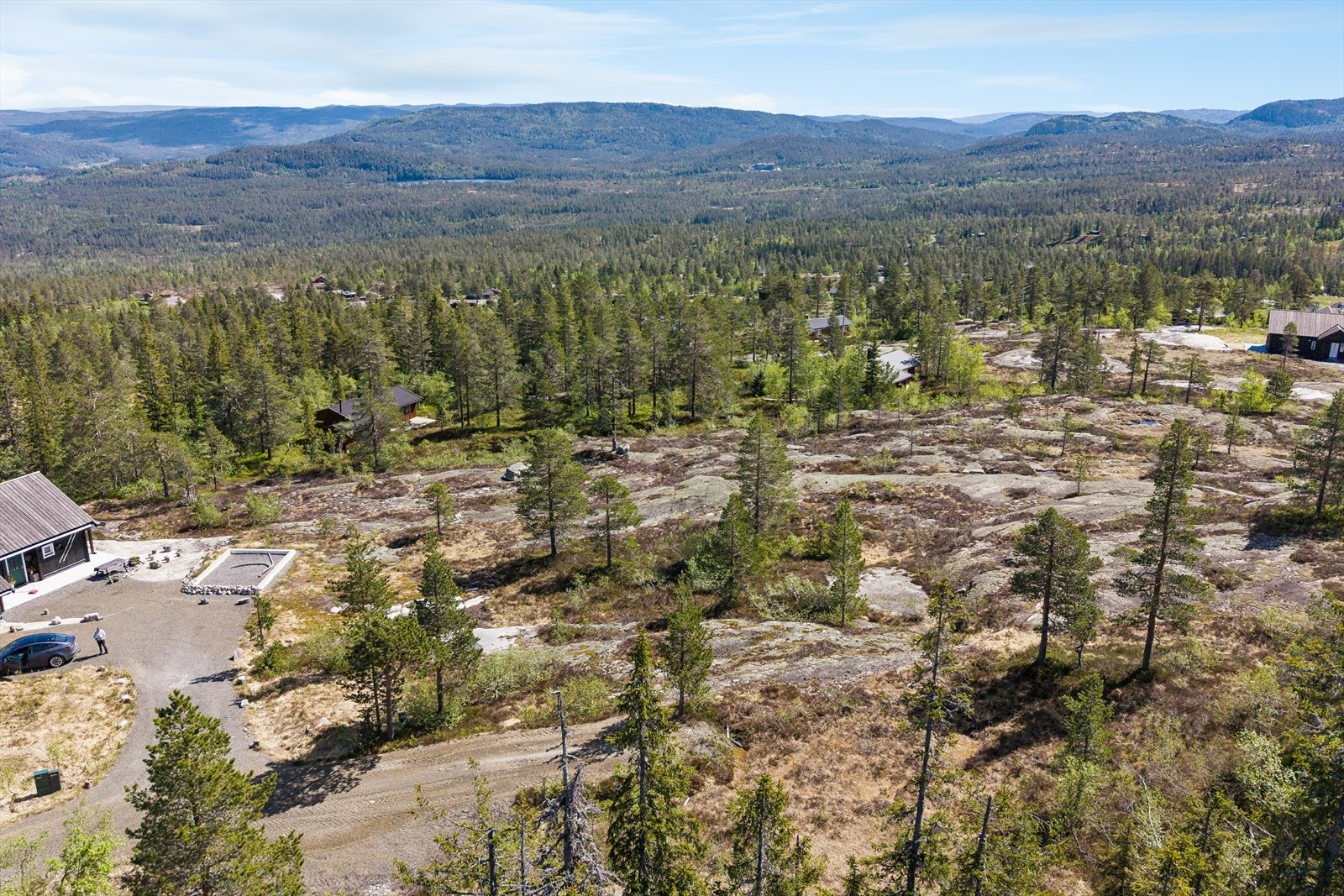 Om sommeren er det kort vei til flotte fiskevann. Galleribilde