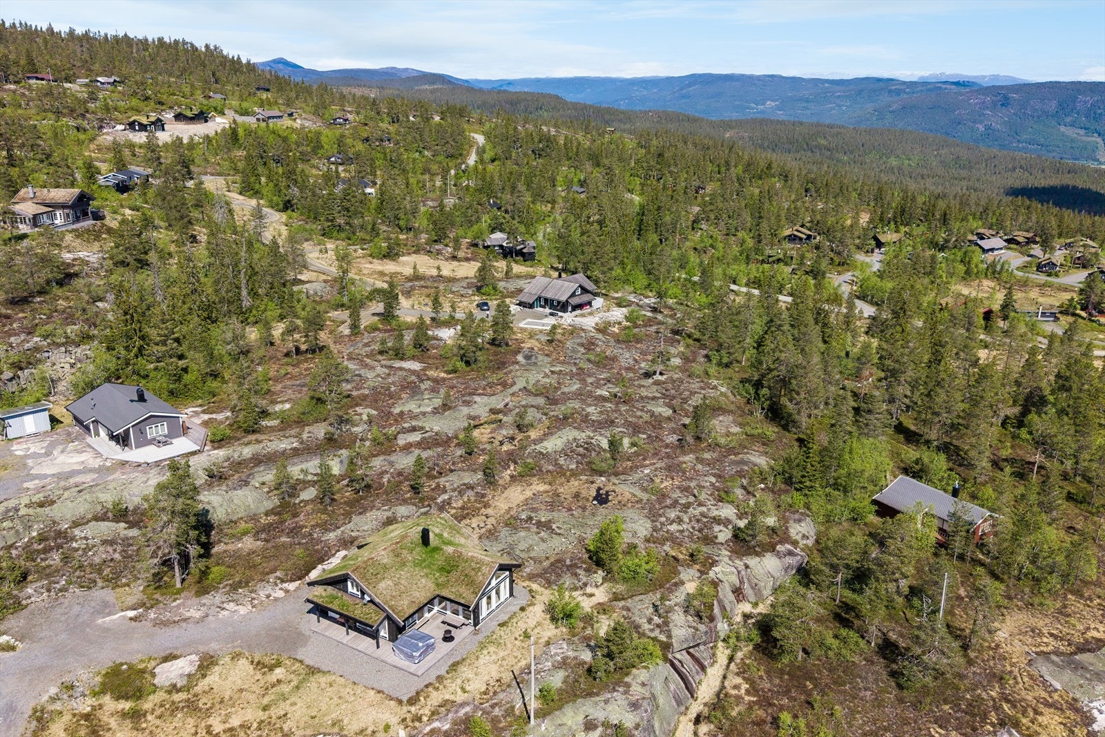 Området ligger ca. 600 moh og er et eldorado for aktiviteter i flott natur og friluftsliv året rundt. Galleribilde