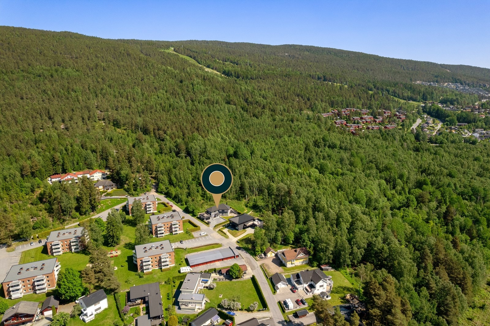Fra boligen er det direkte utgang til flotte tur- og rekreasjonsområder, med tilknytning til blant annet lysløype Galleribilde