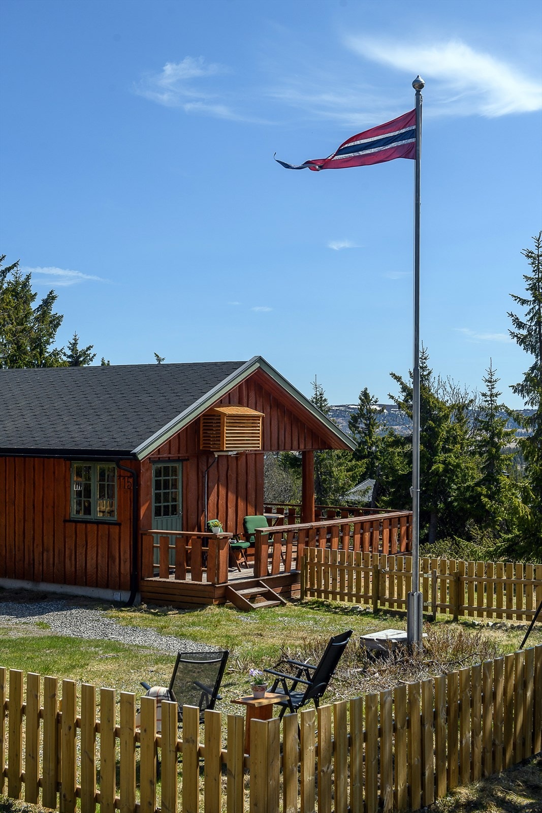 Hyggelig, delvis inngjerdet uteområde rundt hytta. Galleribilde
