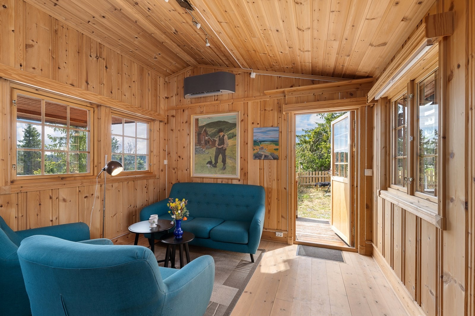 Fra stuen er det direkte utgang til en hyggelig veranda. Galleribilde