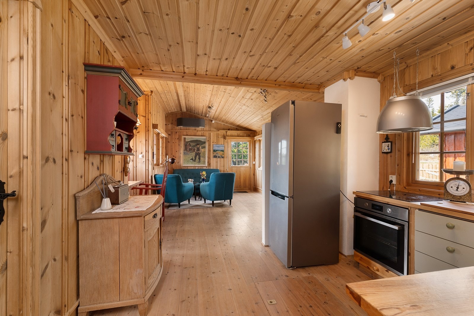 Fra kjøkkenet er det en åpen og sosial forbindelse videre inn mot stuen og spiseplassen. Galleribilde
