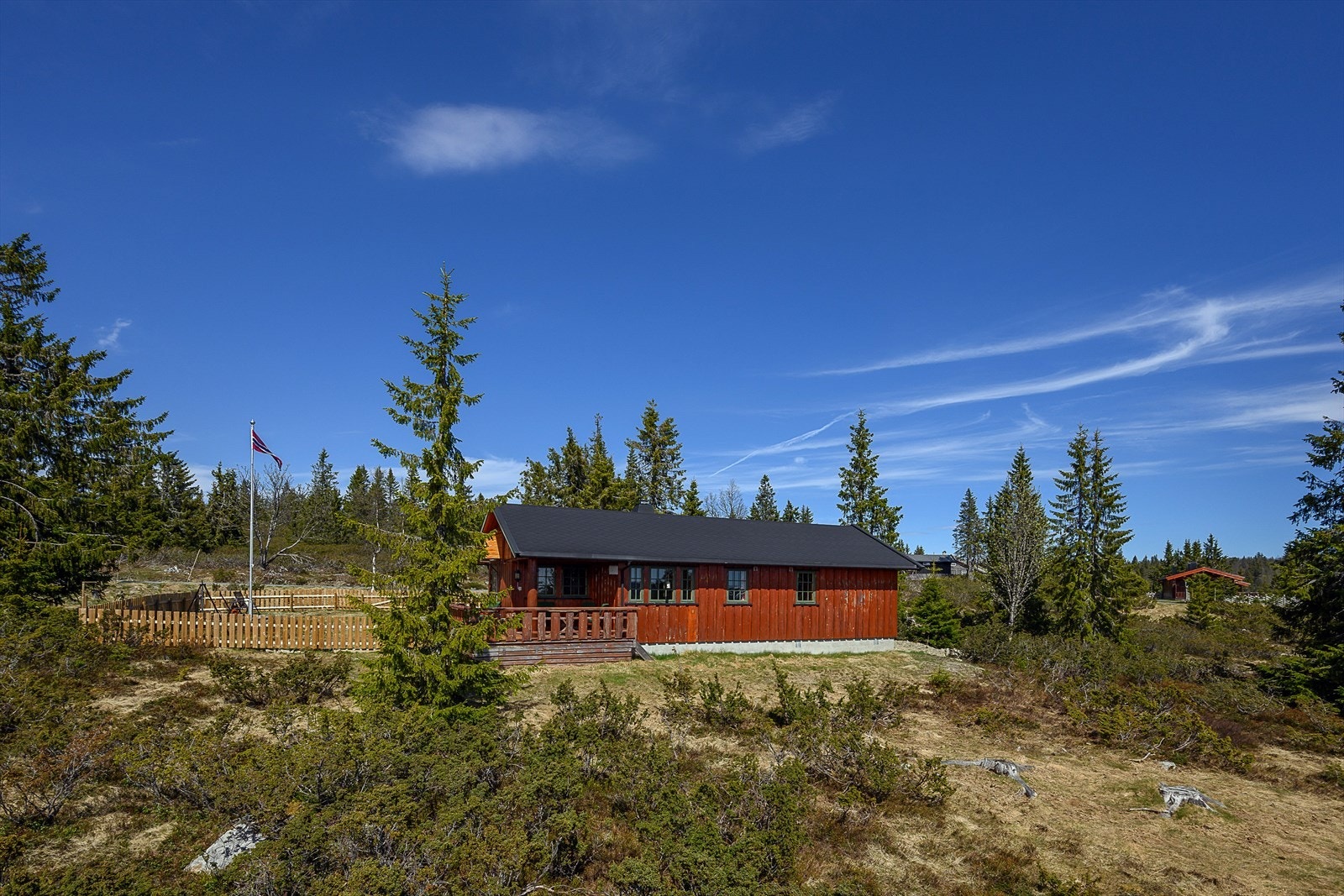 Hytta ligger nesten innerst i hytteområdet Aksjøen, ca. 7 km fra Sjusjøen sentrum. Galleribilde