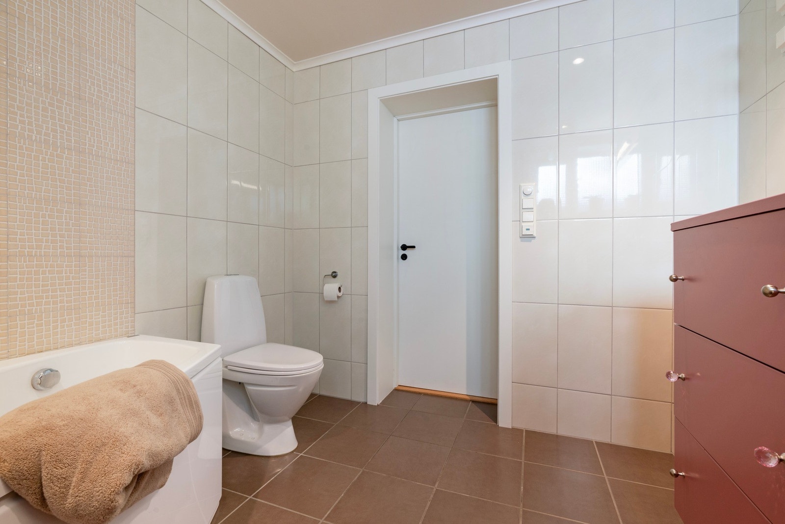 Det er opplegg og plass til vaskemaskin og tørketrommel på badet Galleribilde