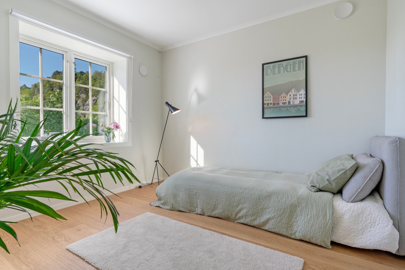 Soverom nr 2 har et areal på 9.0 m² | Nymalte vegger i varme og tidsriktige farger Galleribilde